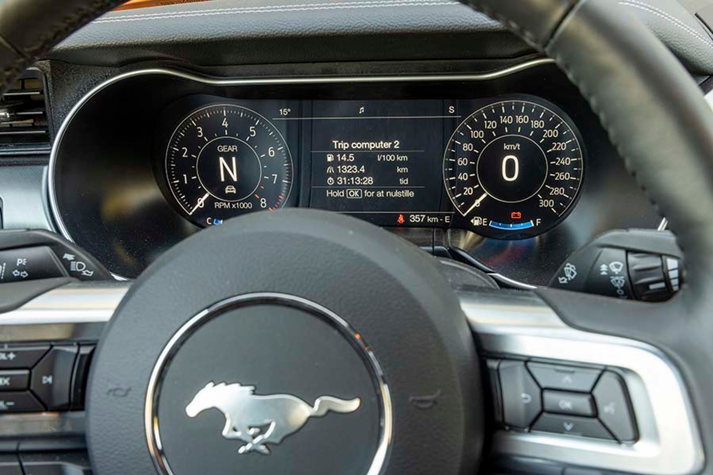 En sjov detalje er, at instrumenterne vises i et stort digitalt display. Med høj opløsning og flot visning af omdrejninger og hastighed adskiller det sig fra bilens generelle oldschoolkarakter.