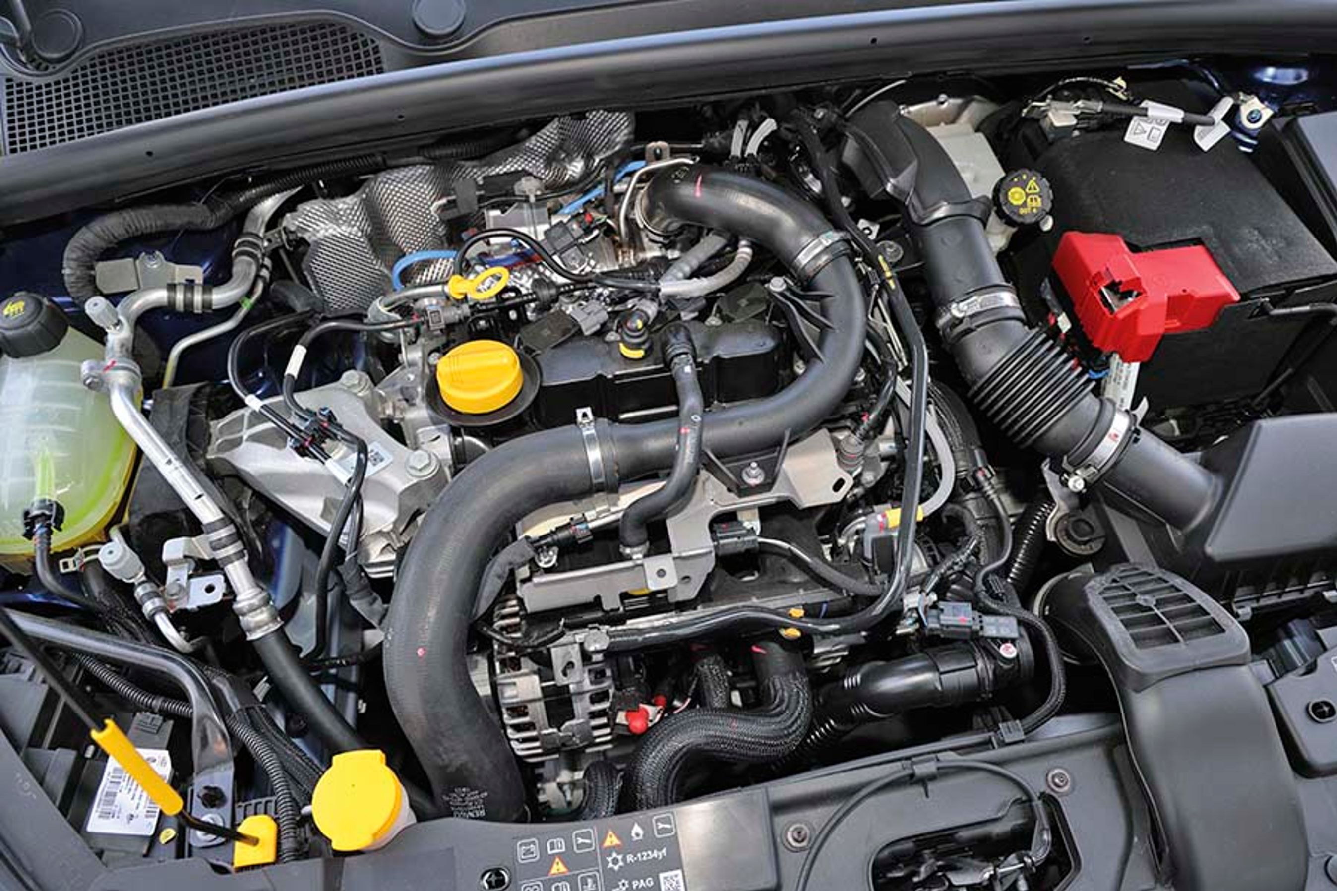 Motorrummet er rodet at se på, men det indeholder den gammelkendte trecylindrede benzinmotor på 1.0 liter. Den er udstyret med turbolader og yder maksimalt 90 hk.