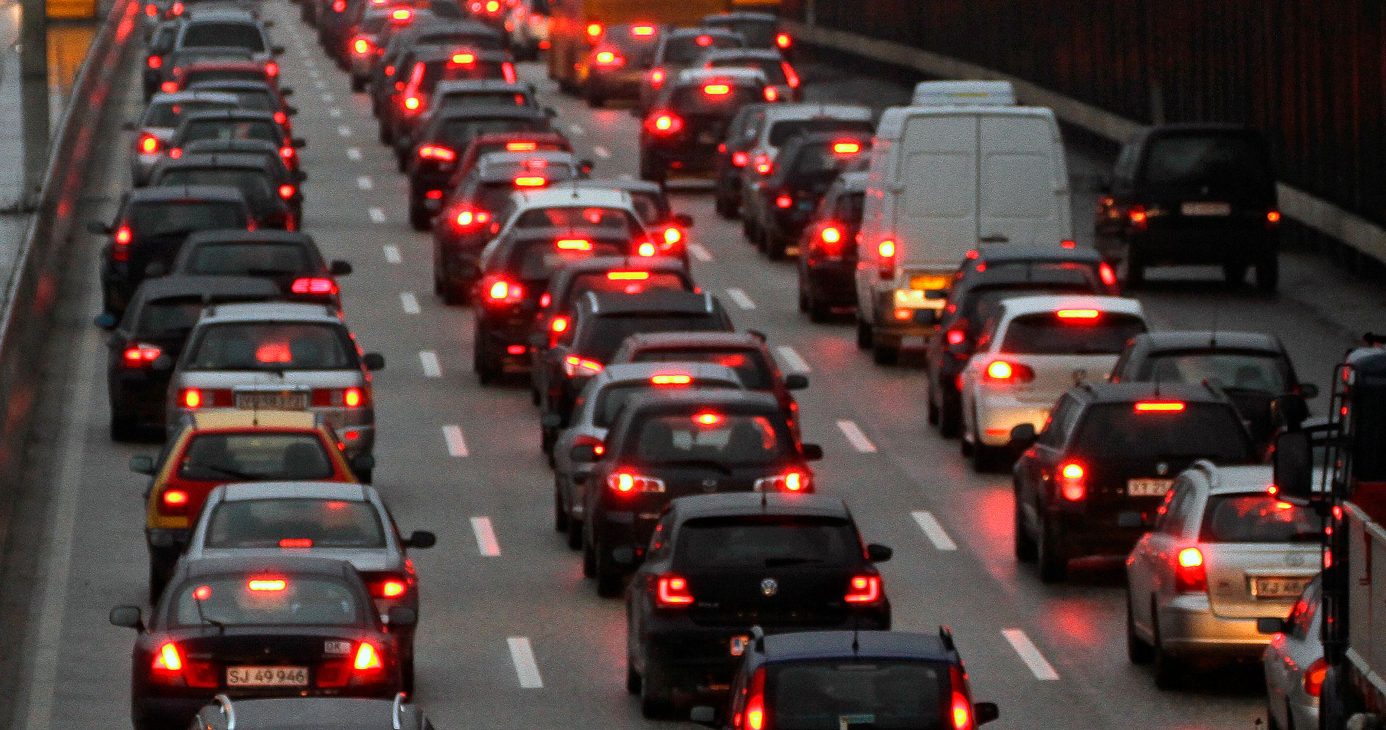 CO2-udslippet fra nye biler falder - men det er en hård kamp for mange bilproducenter at nå målet.