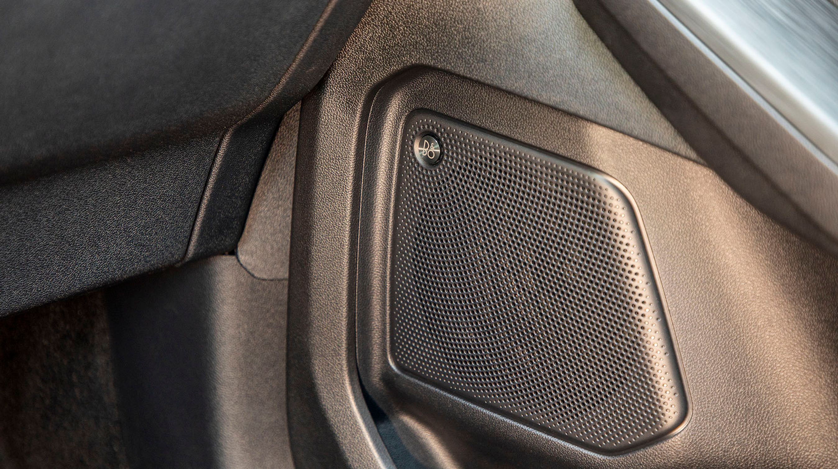 De indbyggede højttalere er fra B&O Play, der er en del af Harman Kardon gruppen i dag. Lyden er glimrende, og gør det til en fornøjelse at høre på god musik i bilen.