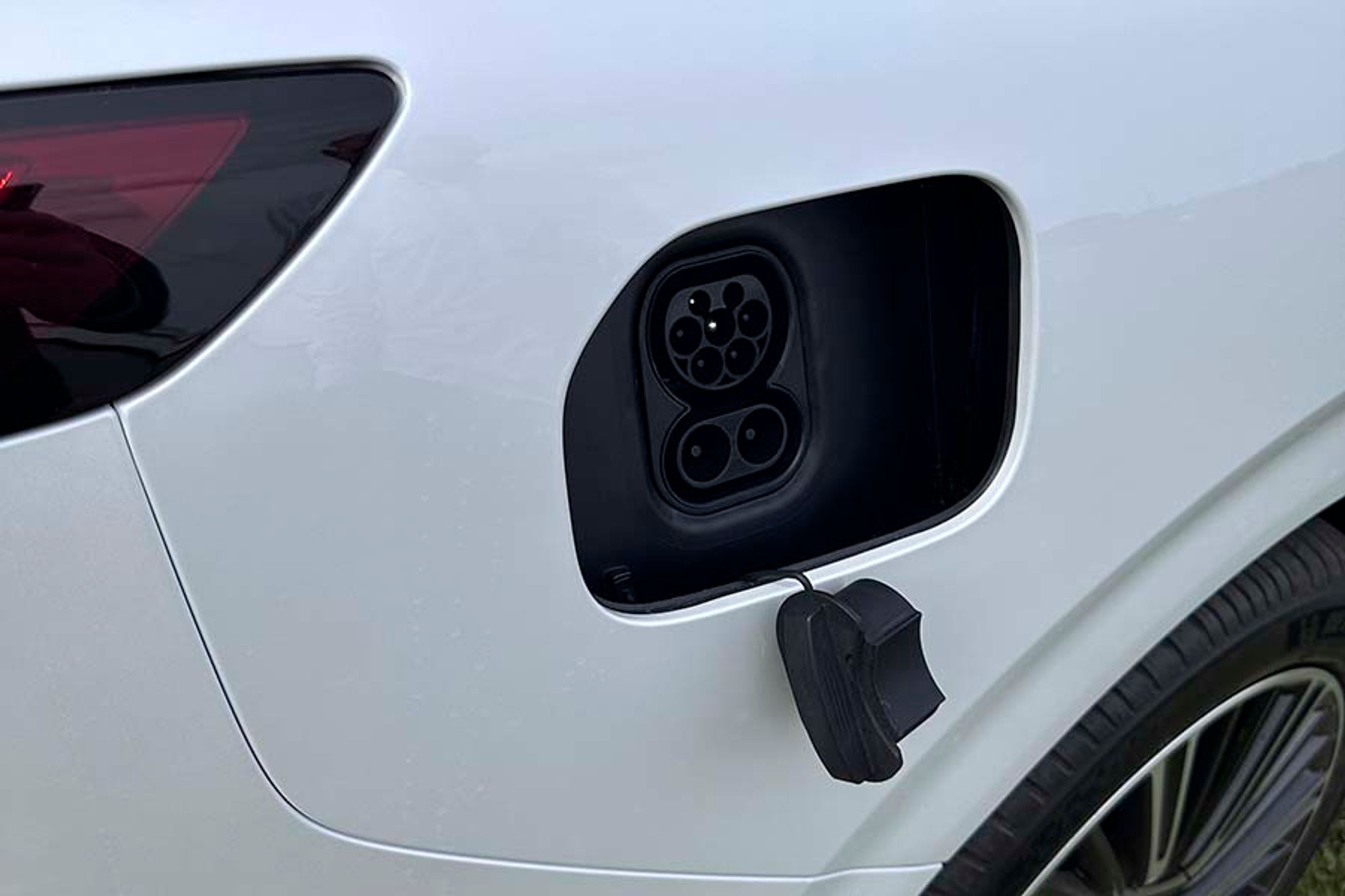 Ladestikket er placeret ved højre baghjul. Det kører elektrisk til side og giver adgang til 11 kW-opladning hjemme eller op til 300 kW på farten, hvis man kan finde en tilpas effektiv 800 volt-lader. Alle andre ladere kan dog også bruges, men så bliver hastigheden noget mindre.