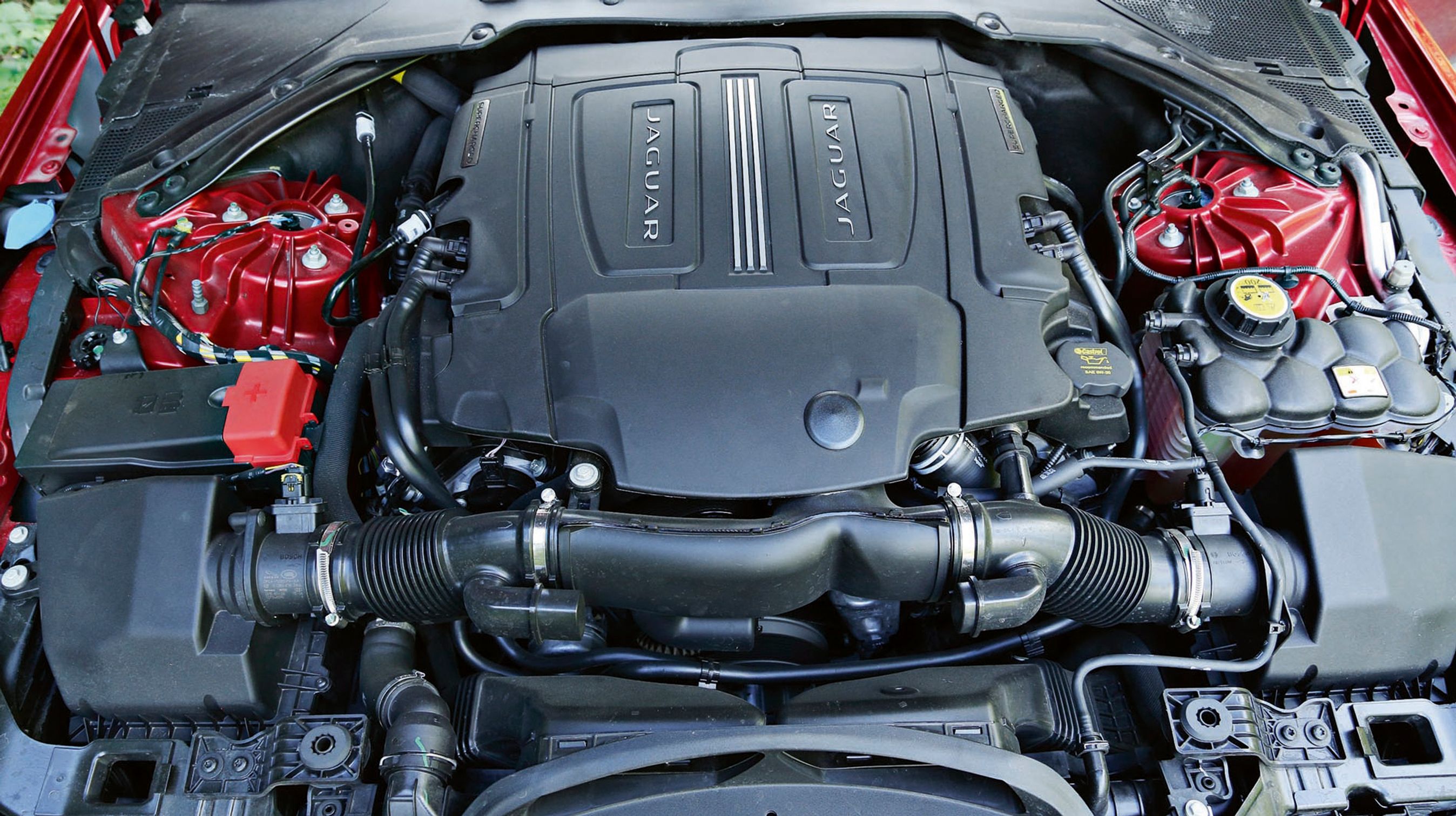 Motorrummet er fyldt godt ud her i S-modellen. En langsliggende sekscylindret motor på tre liter leverer mægtige 340 hk takket være en stor kompressor.