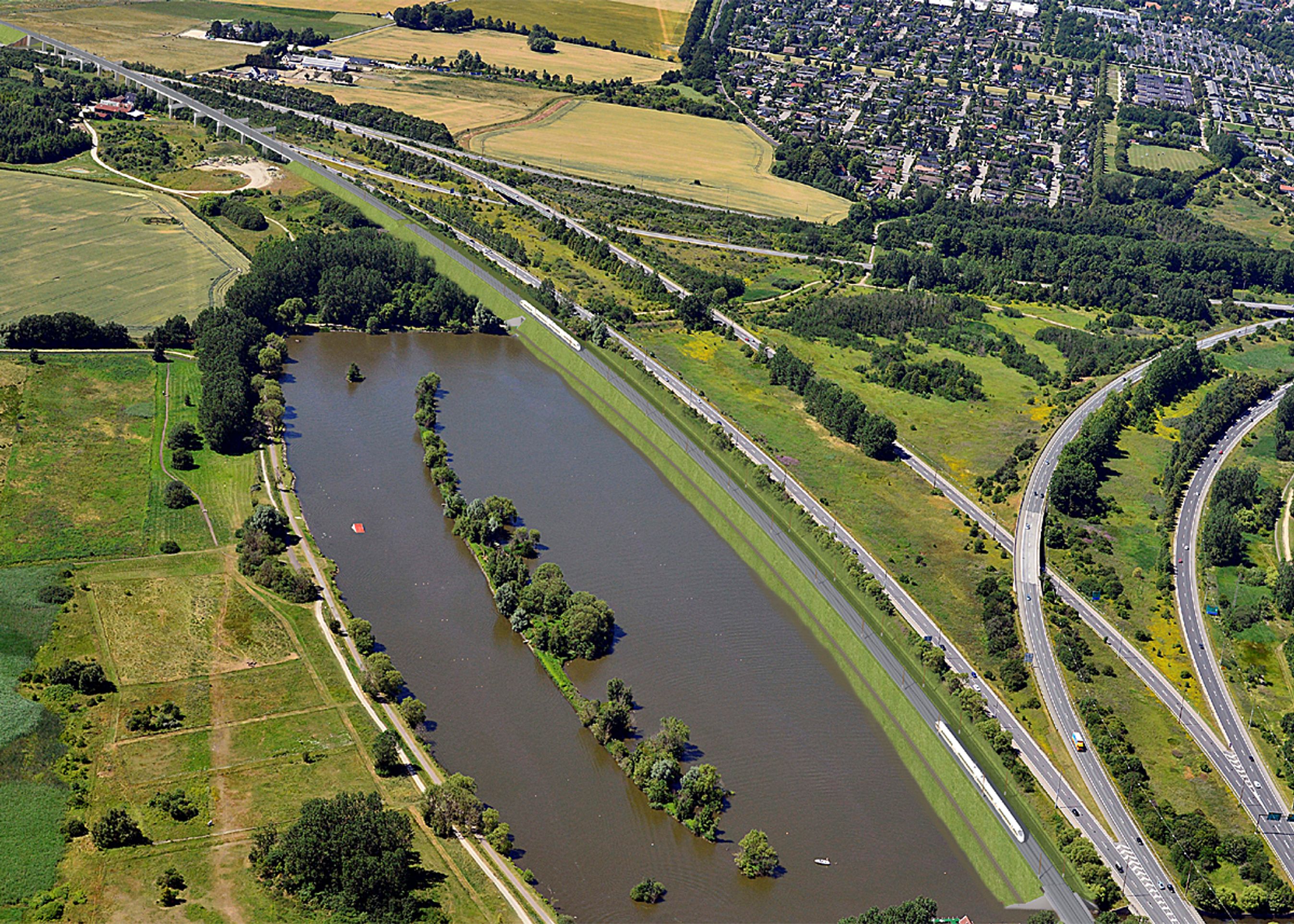 Jernbanen går på sydsiden af Holbækmotorvejen og krydser her (bagest) Motorring 4 i Vallensbæk-krydset. Illustration: Banedanmark