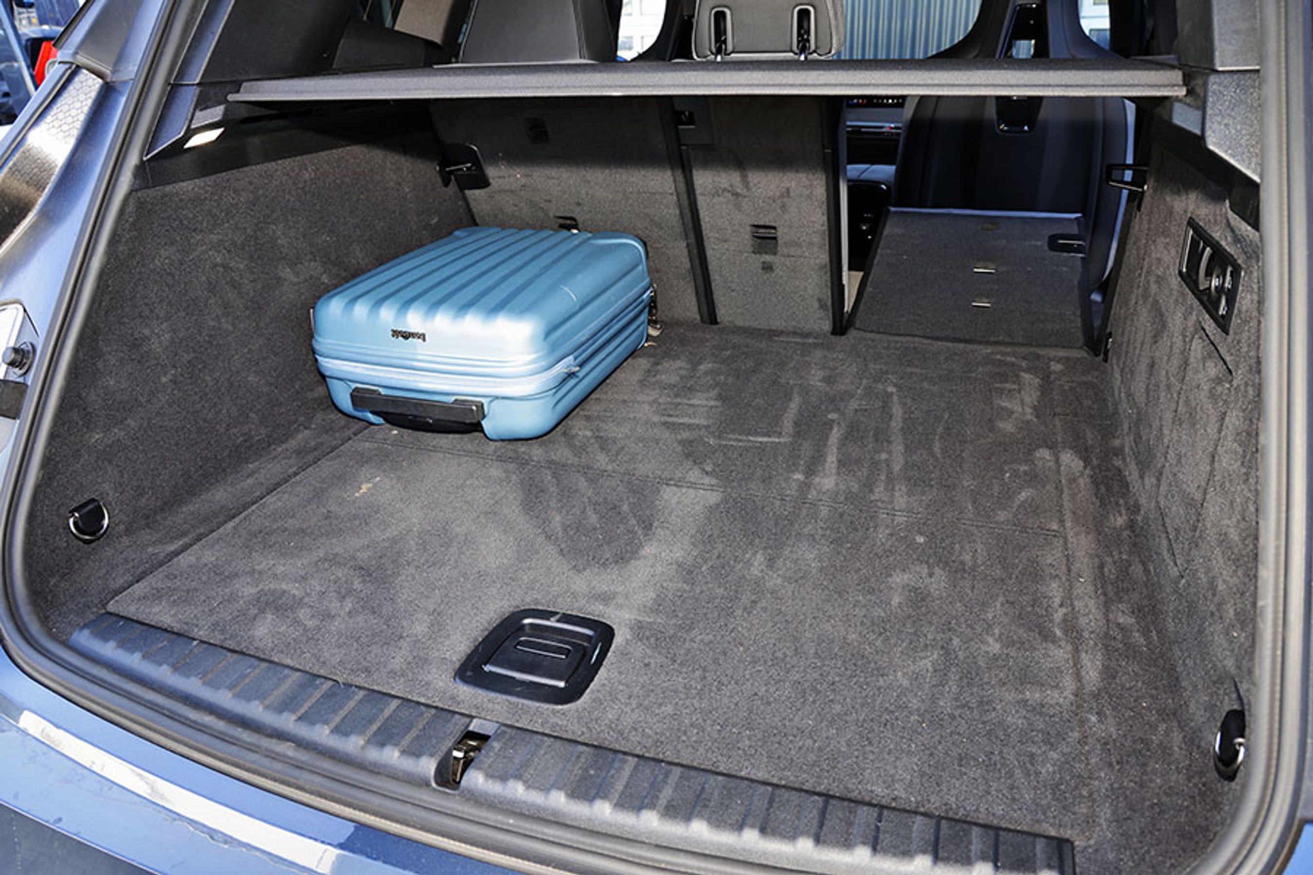 Bagagerummet er på 500 liter, hvilket er passende for bilens størrelse uden at være helt på stationcarniveau. Som altid på SUV-modeller er læssehøjden til den høje side. 