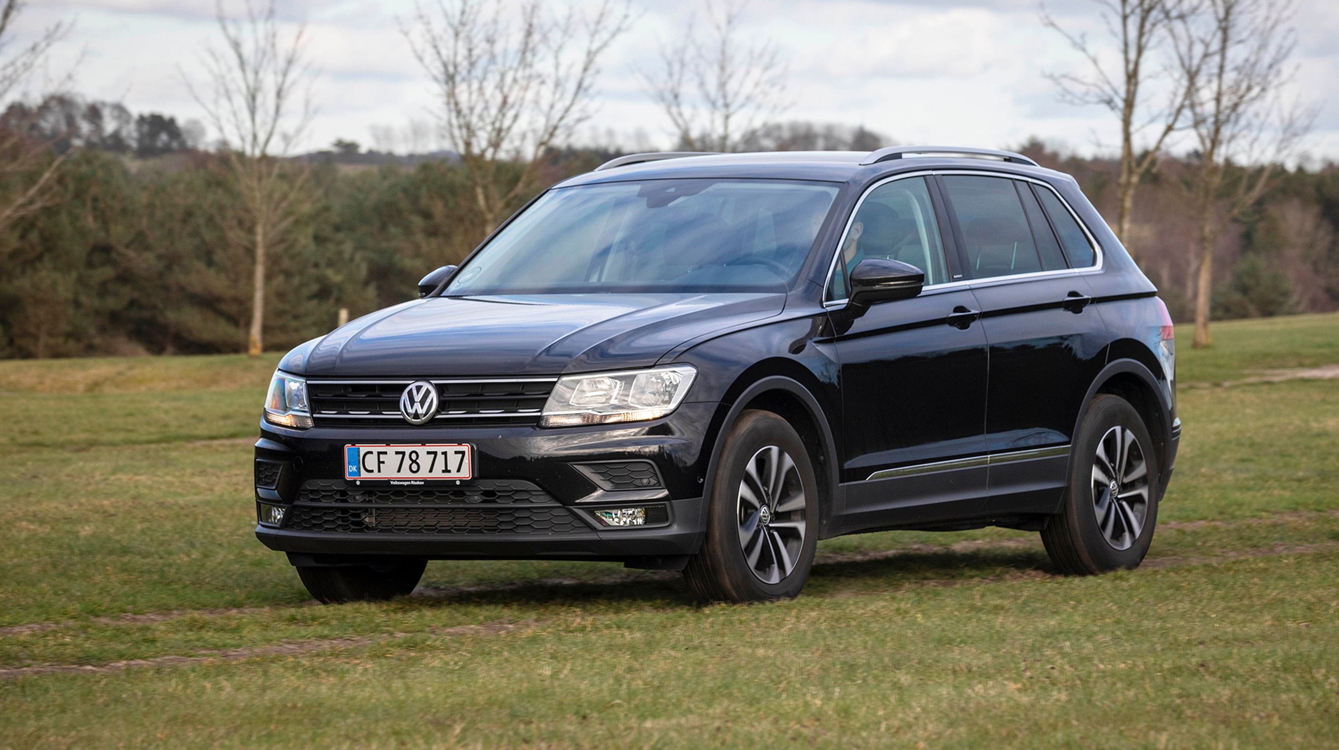 VW Tiguan lider under hård konkurrence – bl.a. er LED-forlygter ikke standard – men bilen er alligevel en, man hurtigt ender med at holde af.