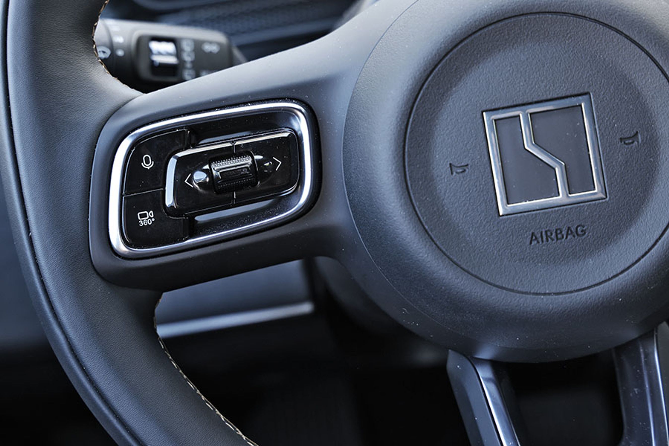 Ratknapperne er fysiske og nemme at betjene.