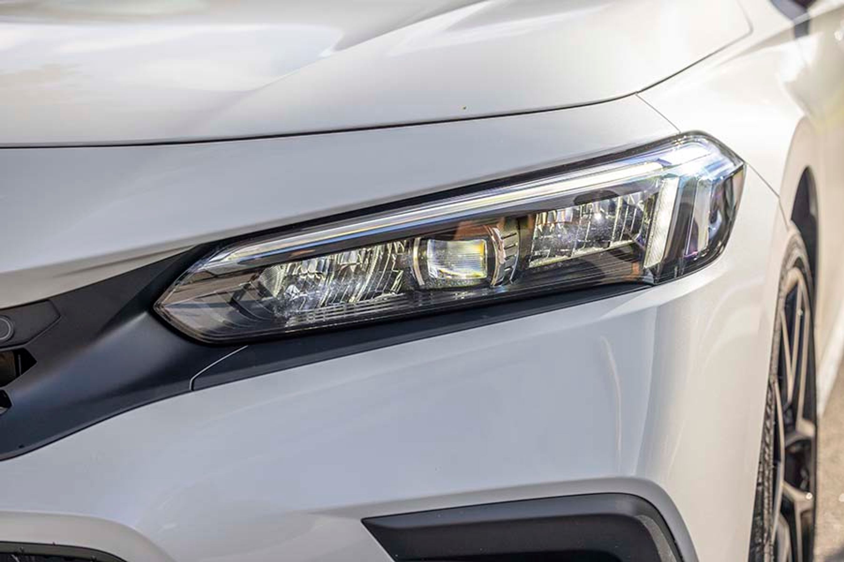 Forlygterne er af matrix-LED typen, og de giver et skarpt og hvidt lysfelt foran bilen.