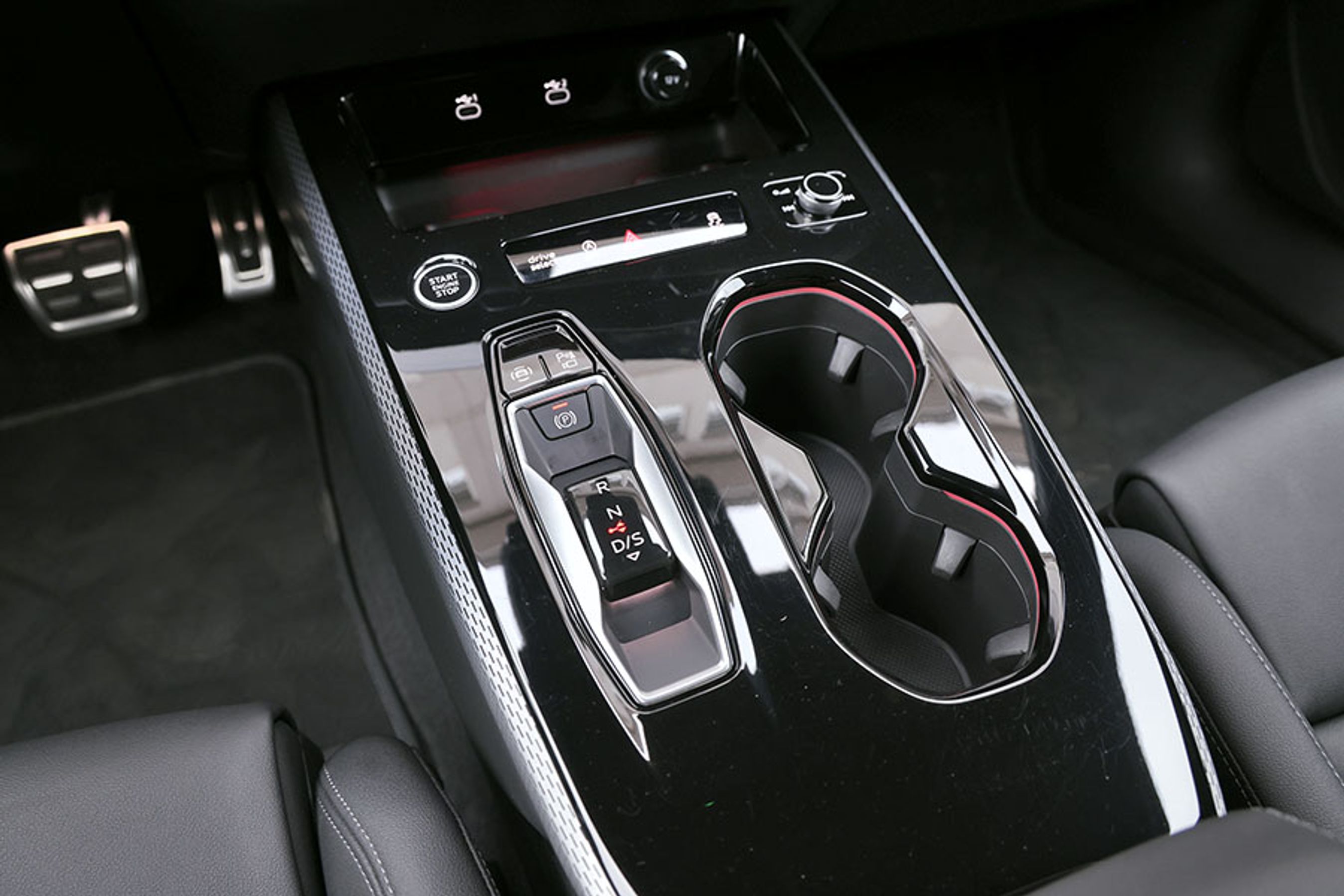 En gearvælger i dag er bare en lille knap, der kan vippes frem eller tilbage. Den er let at finde og fylder ikke unødigt meget omkring føreren. Det er samme betjening, som man bl.a. også finder i Audi Q4 e-tron.