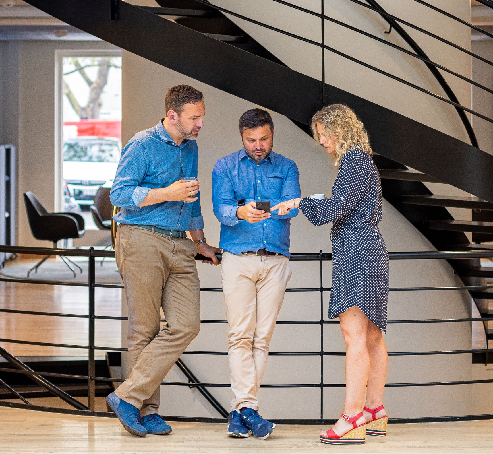 Tre medarbejdere står i FDMs receptionen