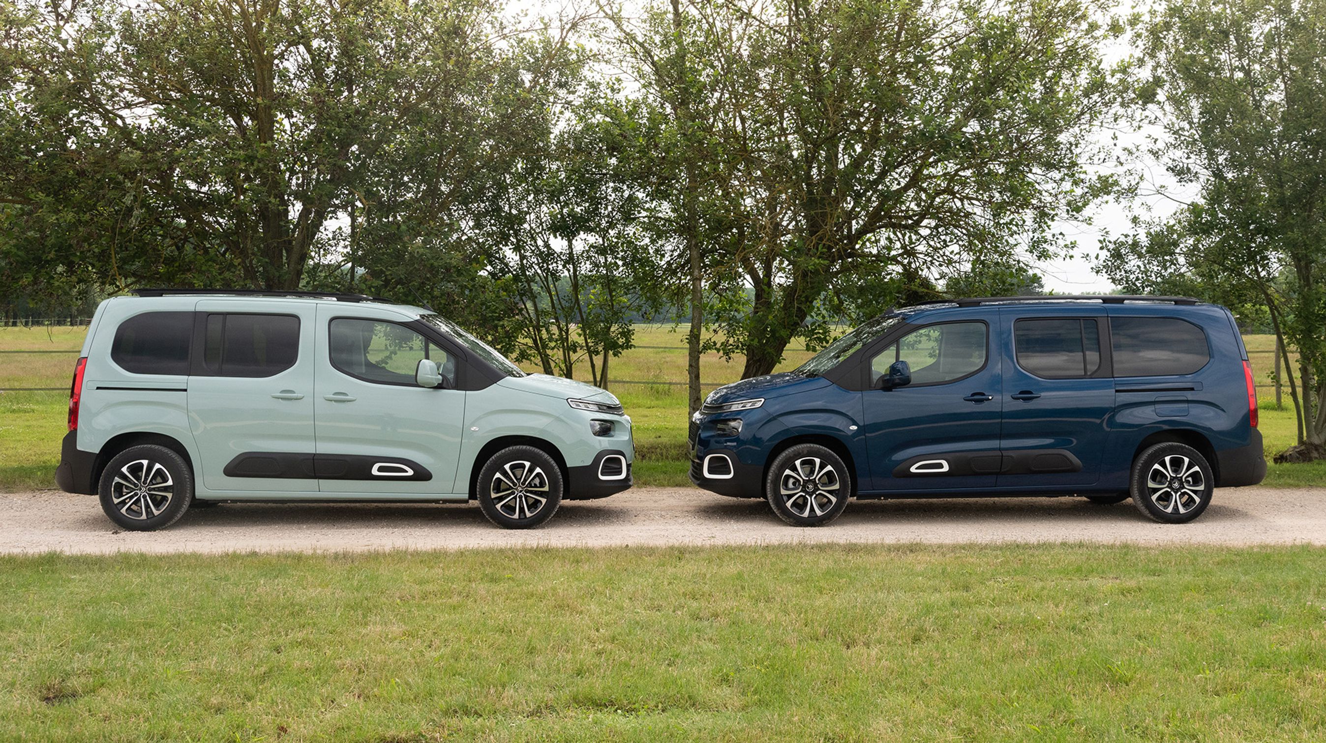 Berlingo fås i en normal og i en ekstra lang udgave. Designeren er formentlig gået hjem, inden den lange skulle designes.