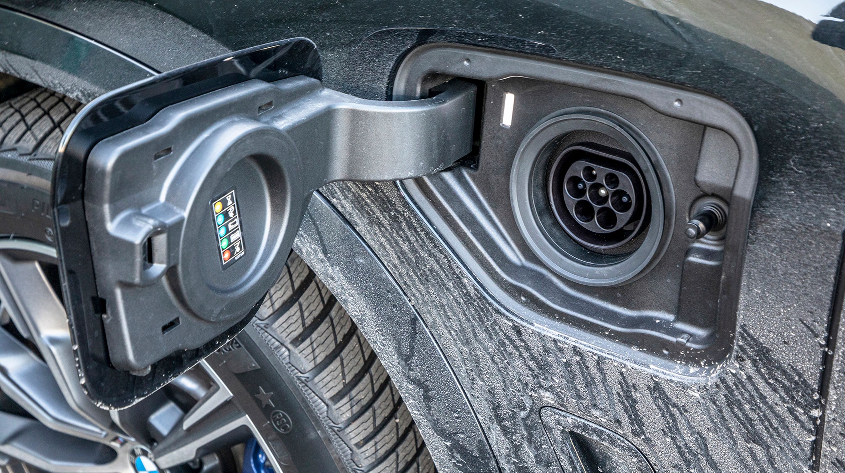 Stikket til opladning er af Type-2 modellen, men man kan kun lade med en strøm-fase, og det gør ladetiden urimelig lang.