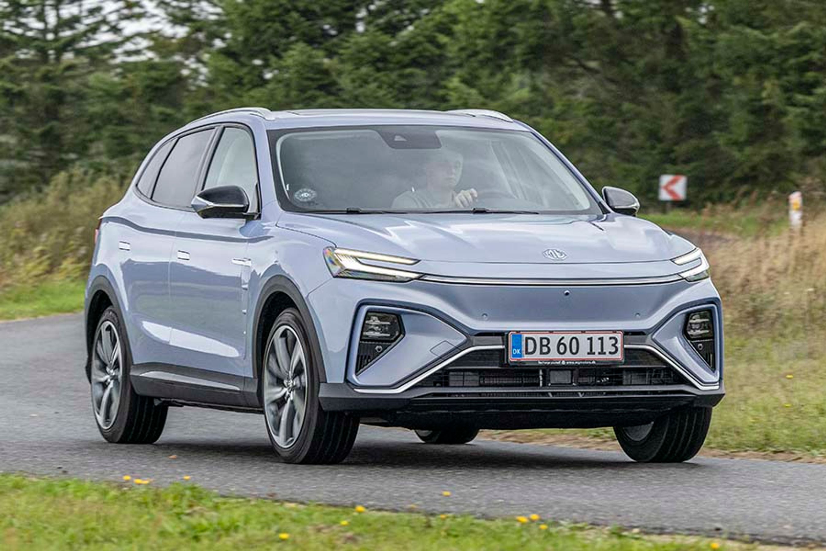 MG Marvel R er en eldreven SUV i mellemklassen. Den fås enten med firehjulstræk (billedet) eller med baghjulstræk.