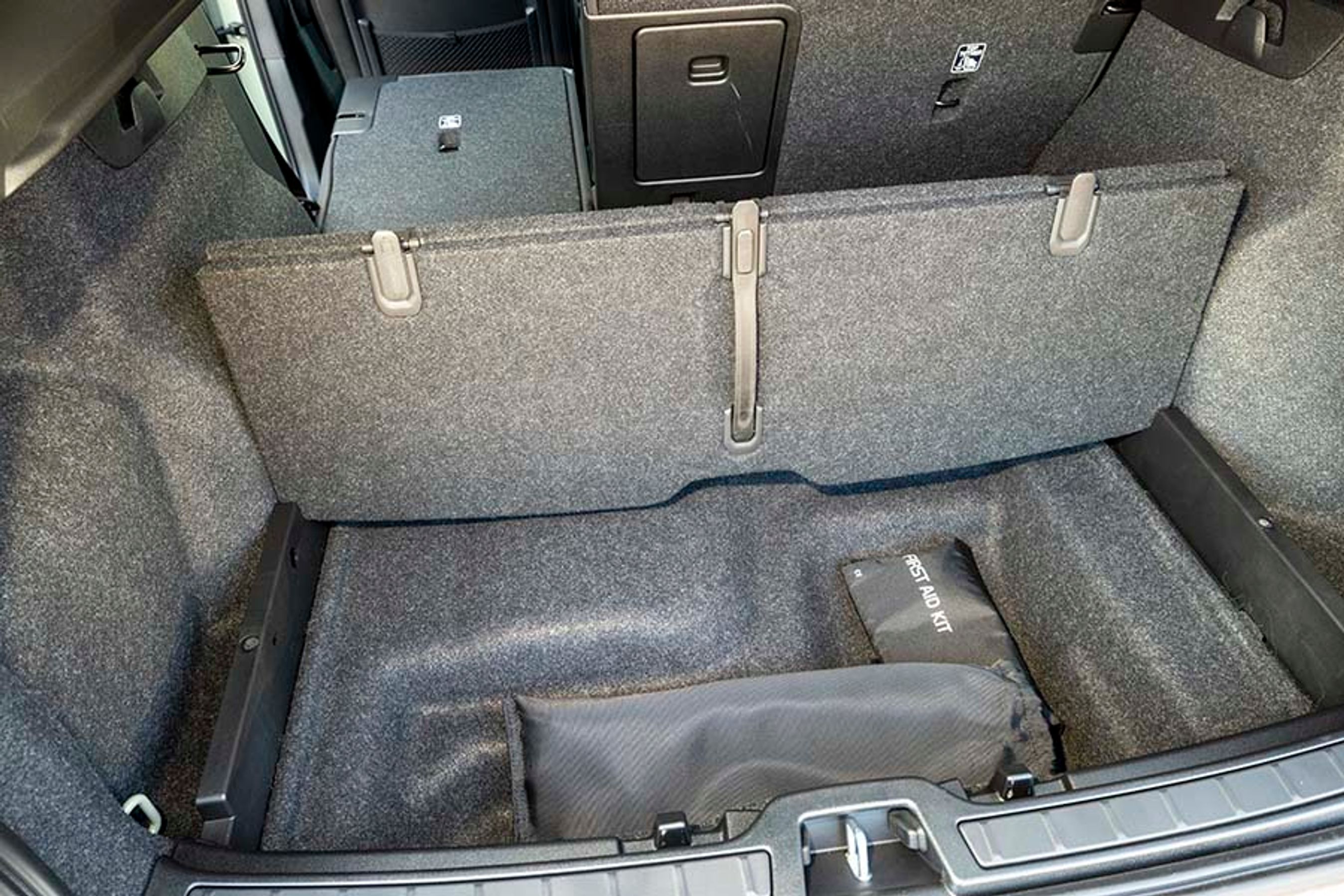 Bagagerummet er udstyret med en smart bund, der kan foldes og stilles på højkant, så man kan hænge indkøbsposerne her. Der er et ekstra rum under gulvet.