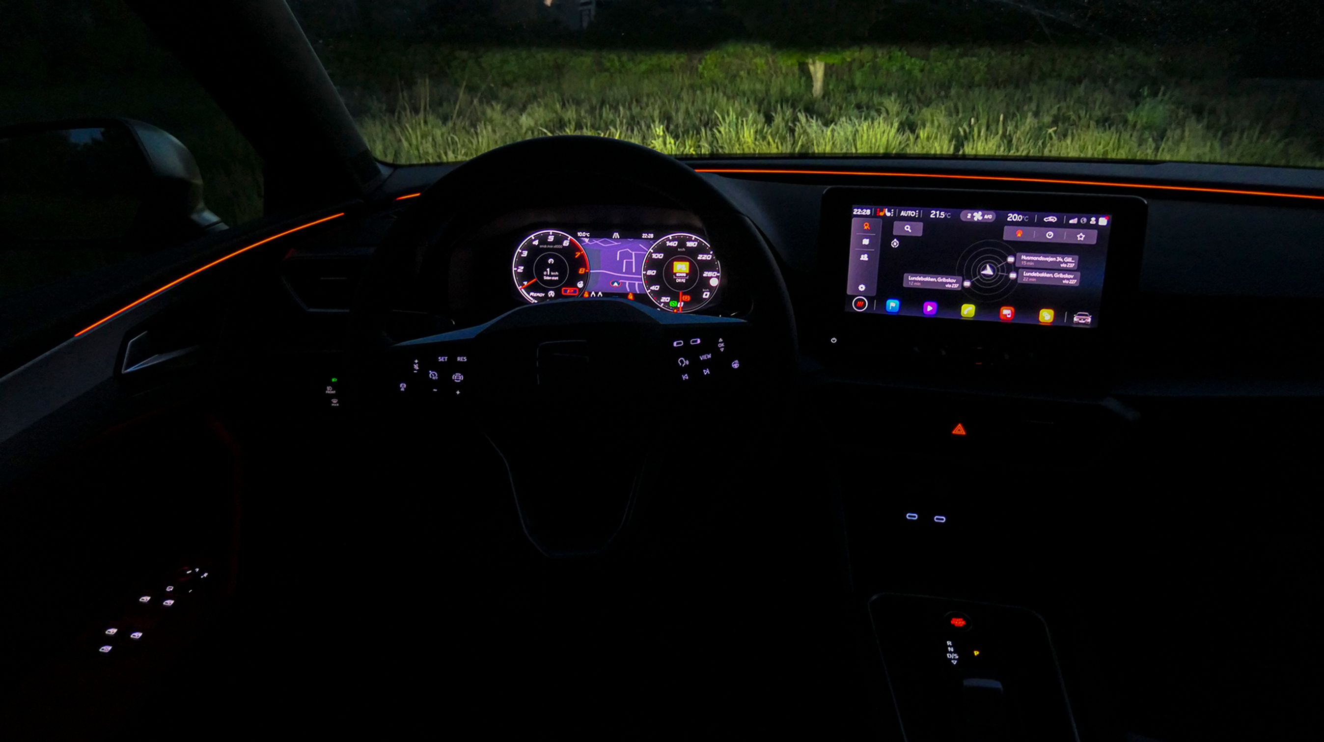 Det orange lysbånd er en meget elegant detalje, særligt i mørke. En del af det fungerer også som blind spot-advarsel. Standard på Xcellence, ekstraudstyr her i FR.