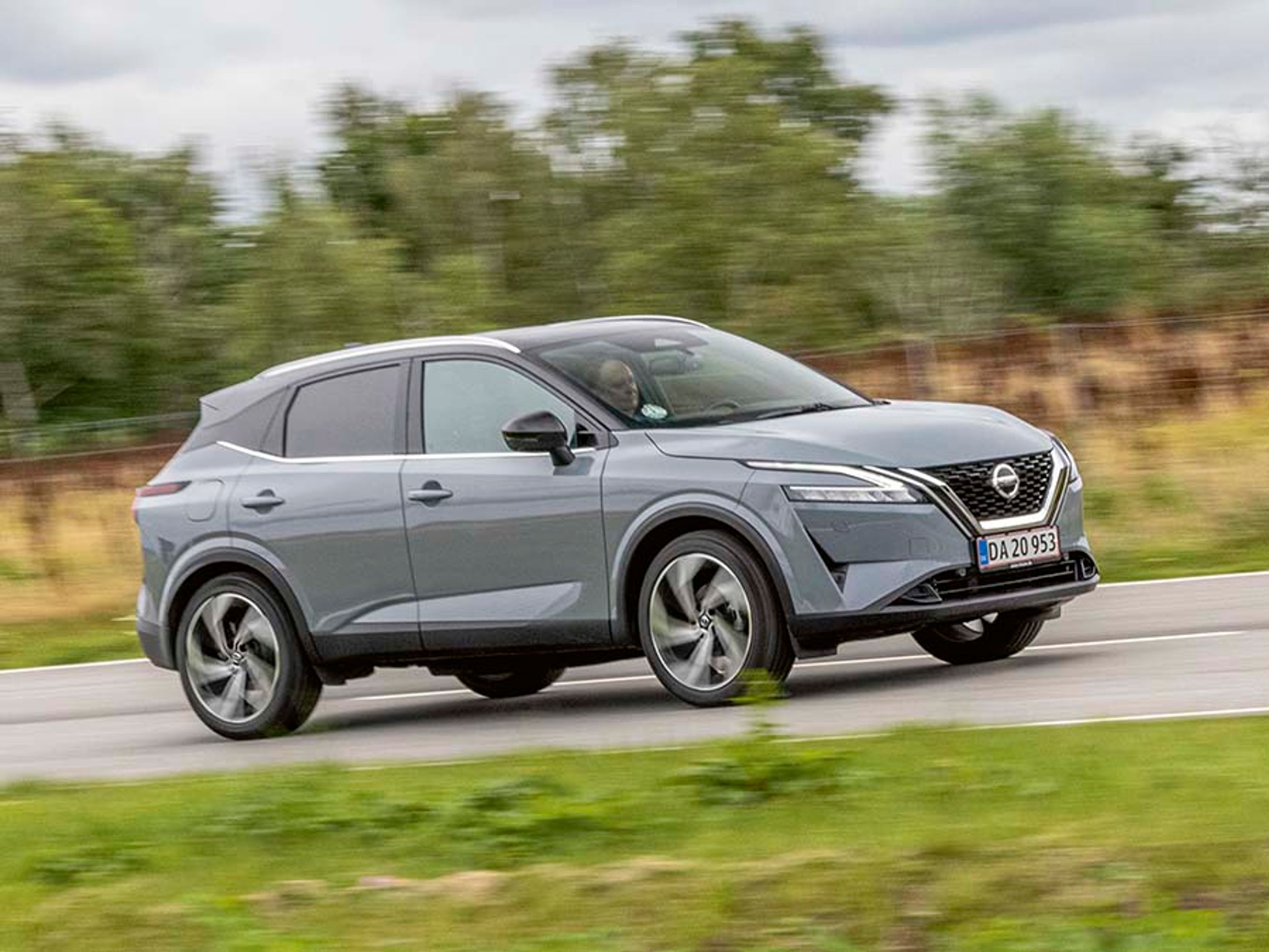 Den nye udgave af Nissan Qashqai har fået mere runde linjer og en front med de typiske V-formede kørelyslygter. Her er det versionen Tekna+, der nærmest har alt i udstyr.