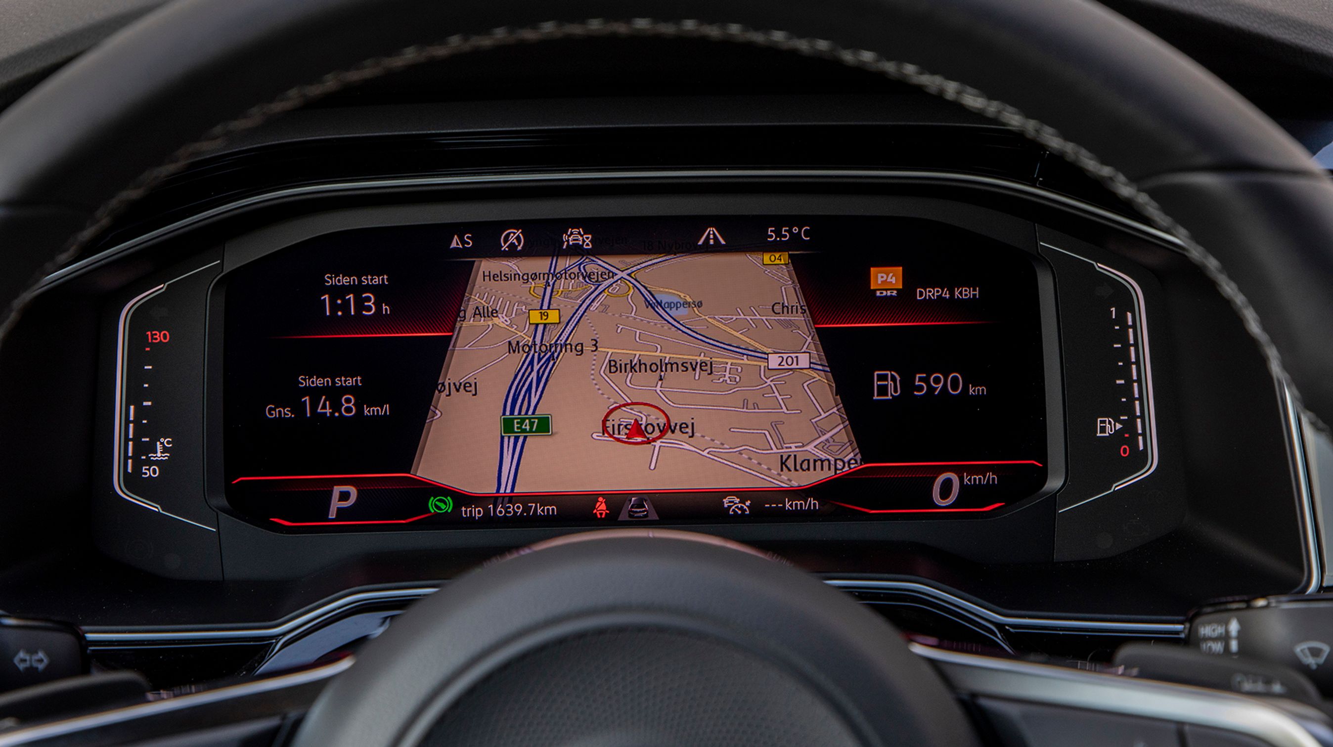 Det er muligt at få vist navigationssystemets kortmateriale i det digitale instrumentpanel.