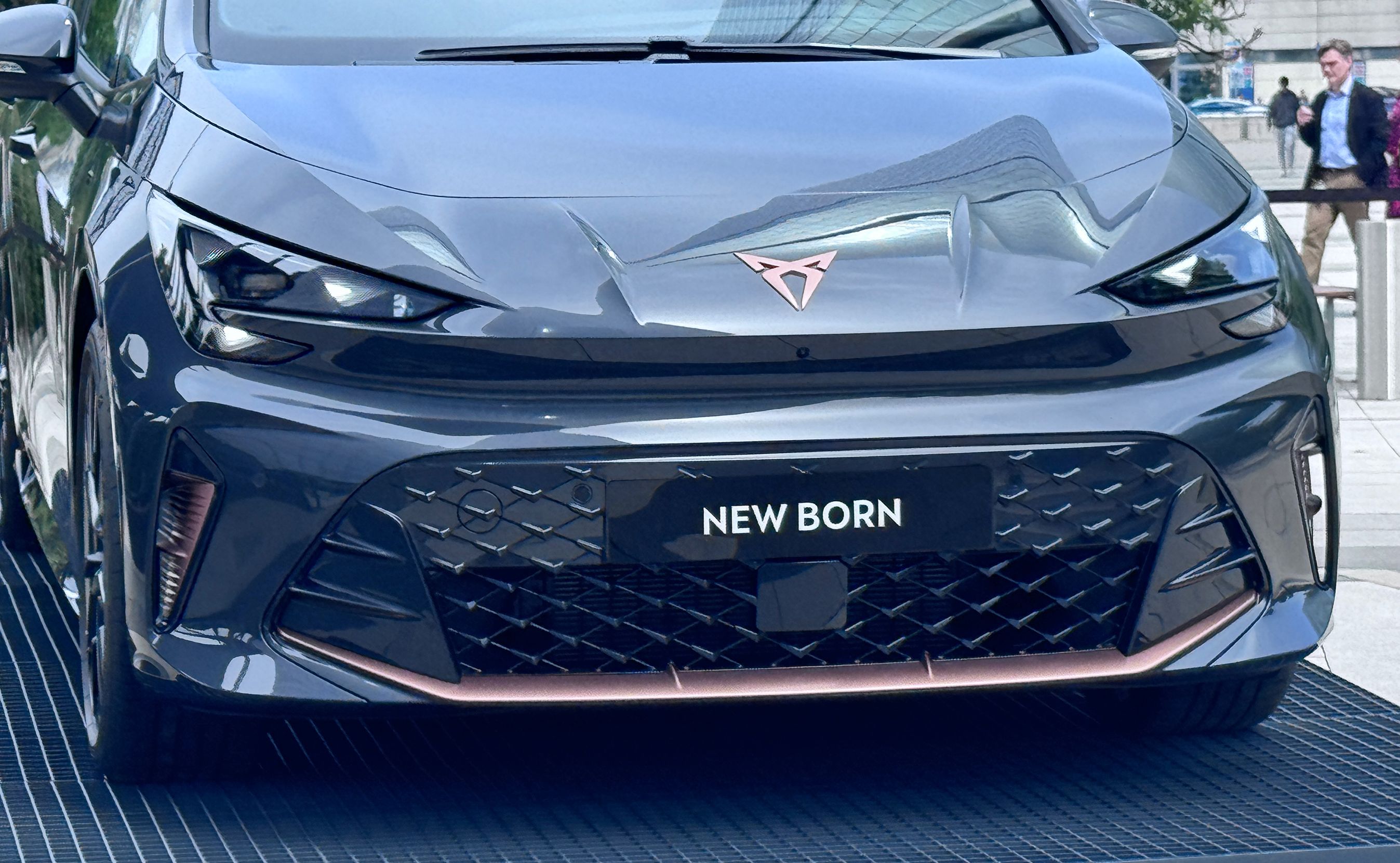 Nærbillede af Cupra Born lige forfra.