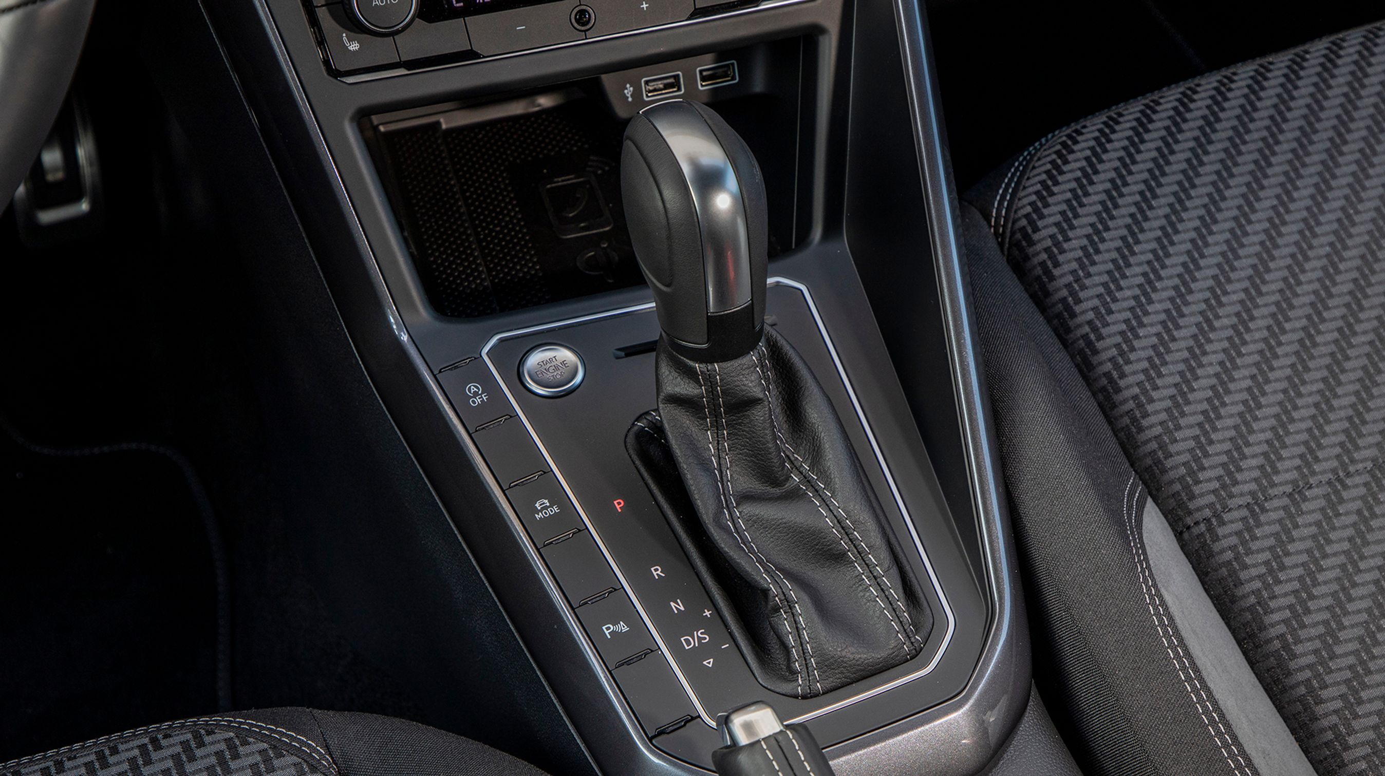 Læder med tydelige stikninger på gearpose og håndbremse er en del af R-Line-udstyret.