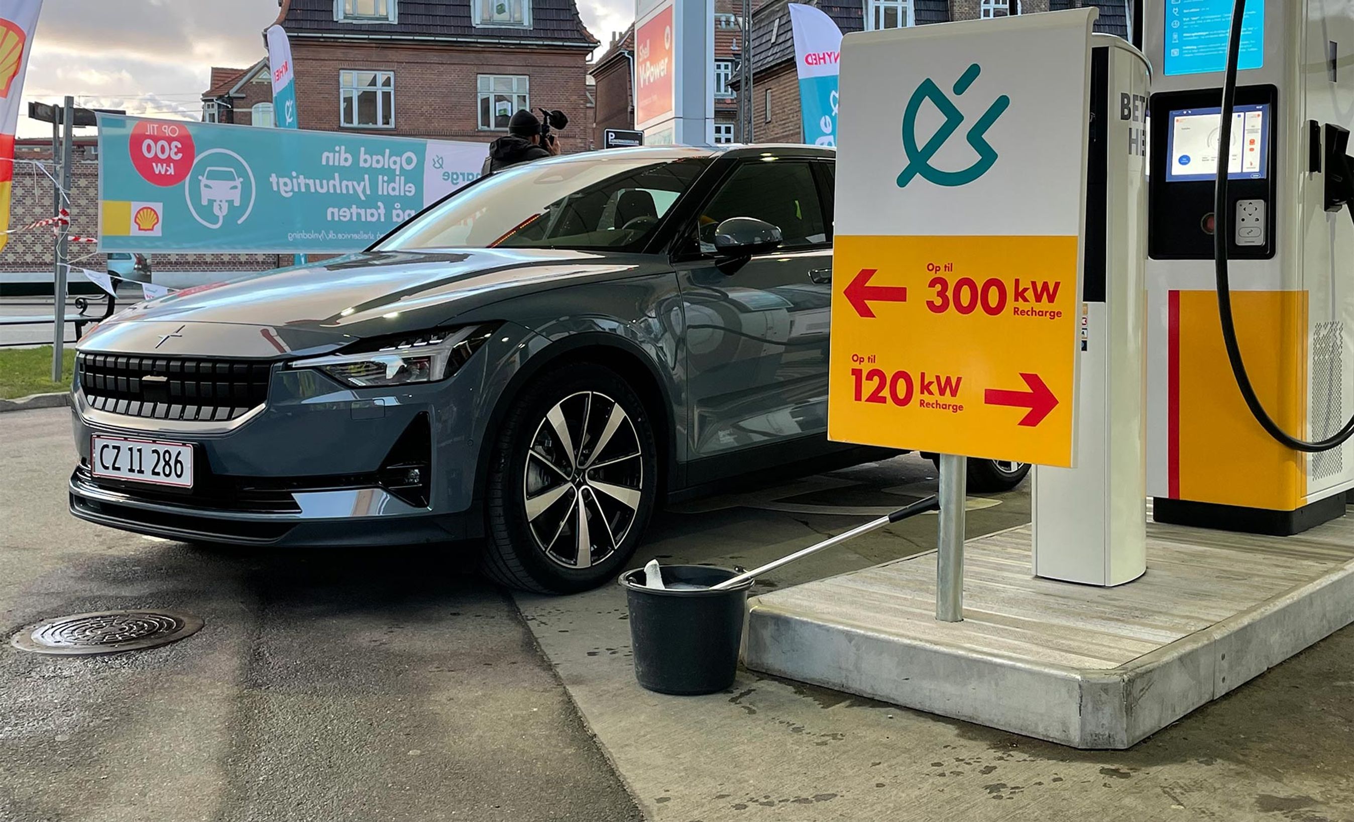 Elbil lader hos Shell.