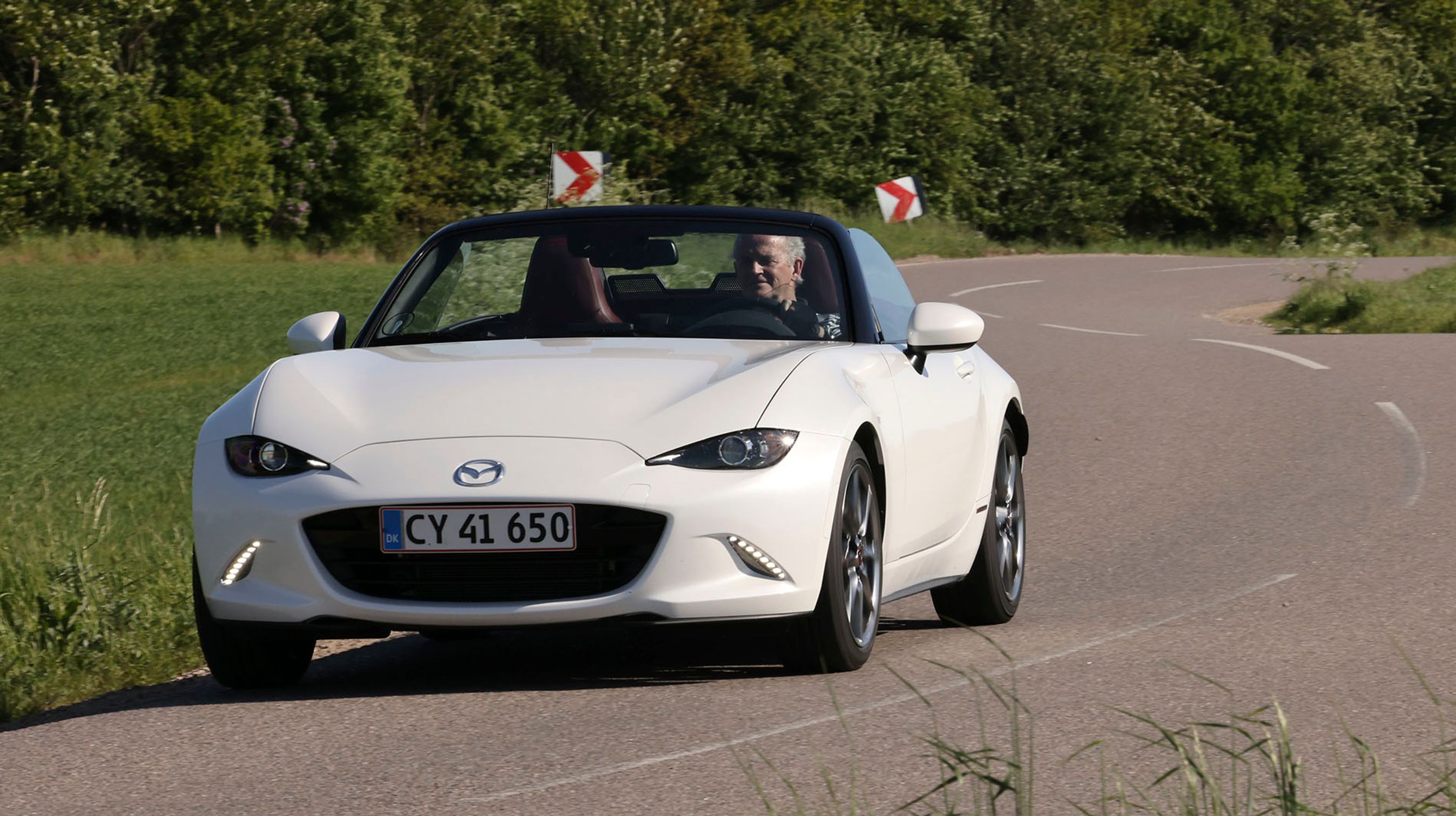 MX-5 har fra 1989 været kendetegnet ved køreglæde – især på mindre snoede landeveje. Hver generation er blevet forfinet, og køreglæden har aldrig stået stærkere end nu. 