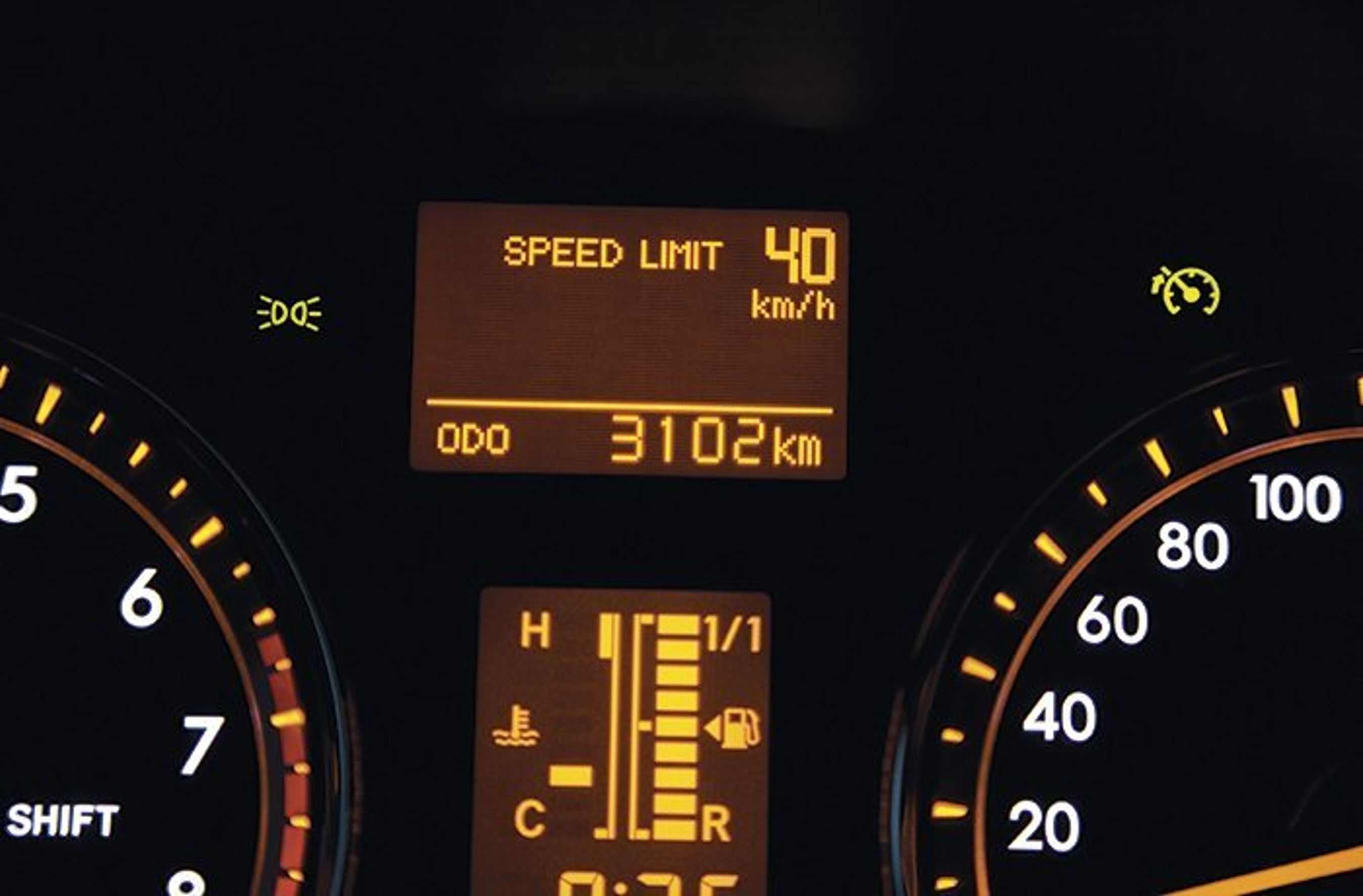 Fartpilot med kombineret hastighedsbegrænser (display) er standard i Toyota Avensis.