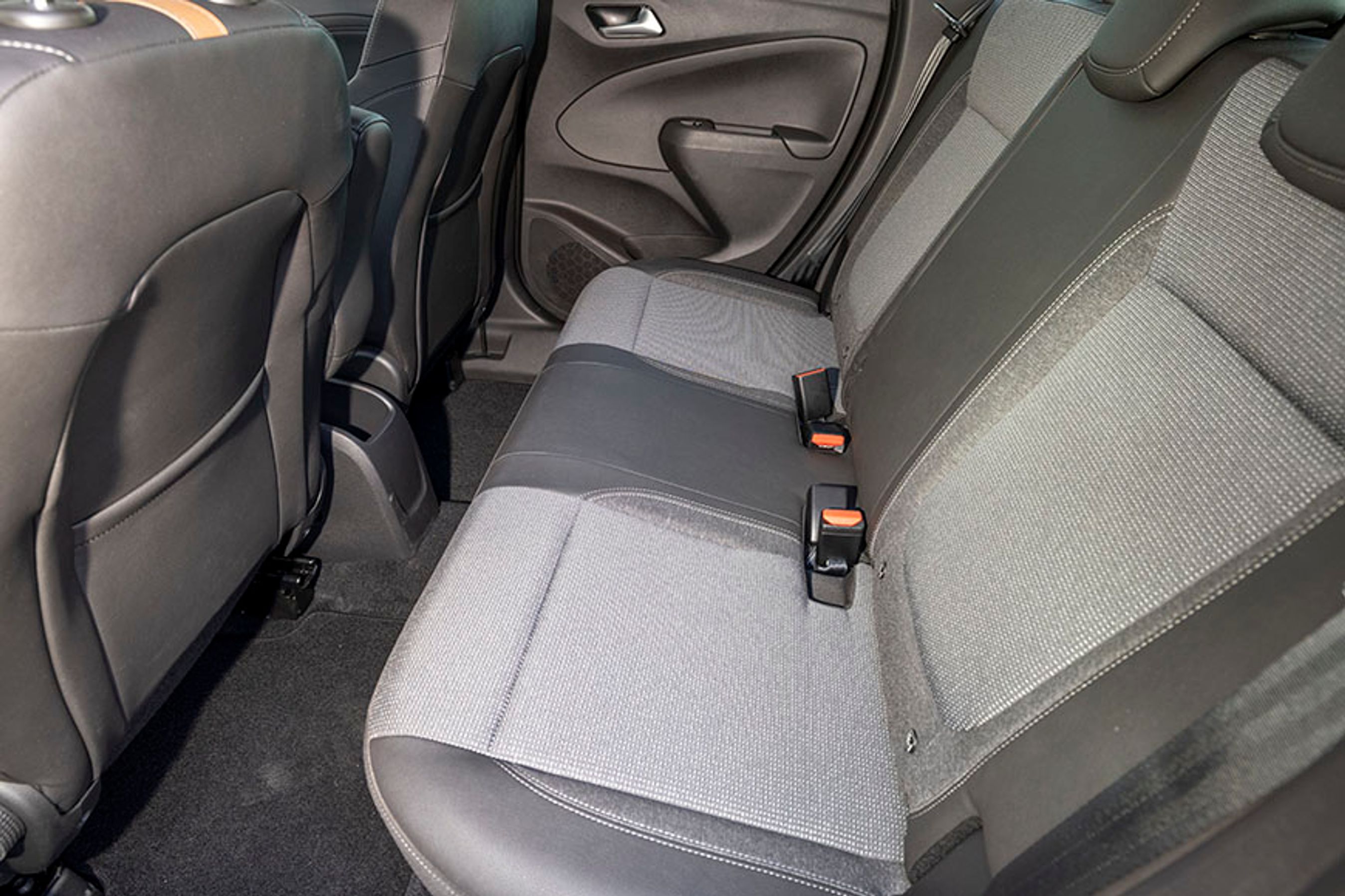 Der er tre pladser på bagsædet, og her er heldigvis en meget lav kardantunnel. Det betyder, at der er bedre fodplads foran midterpladsen. Der er ingen friskluftdyse til bagsædet.