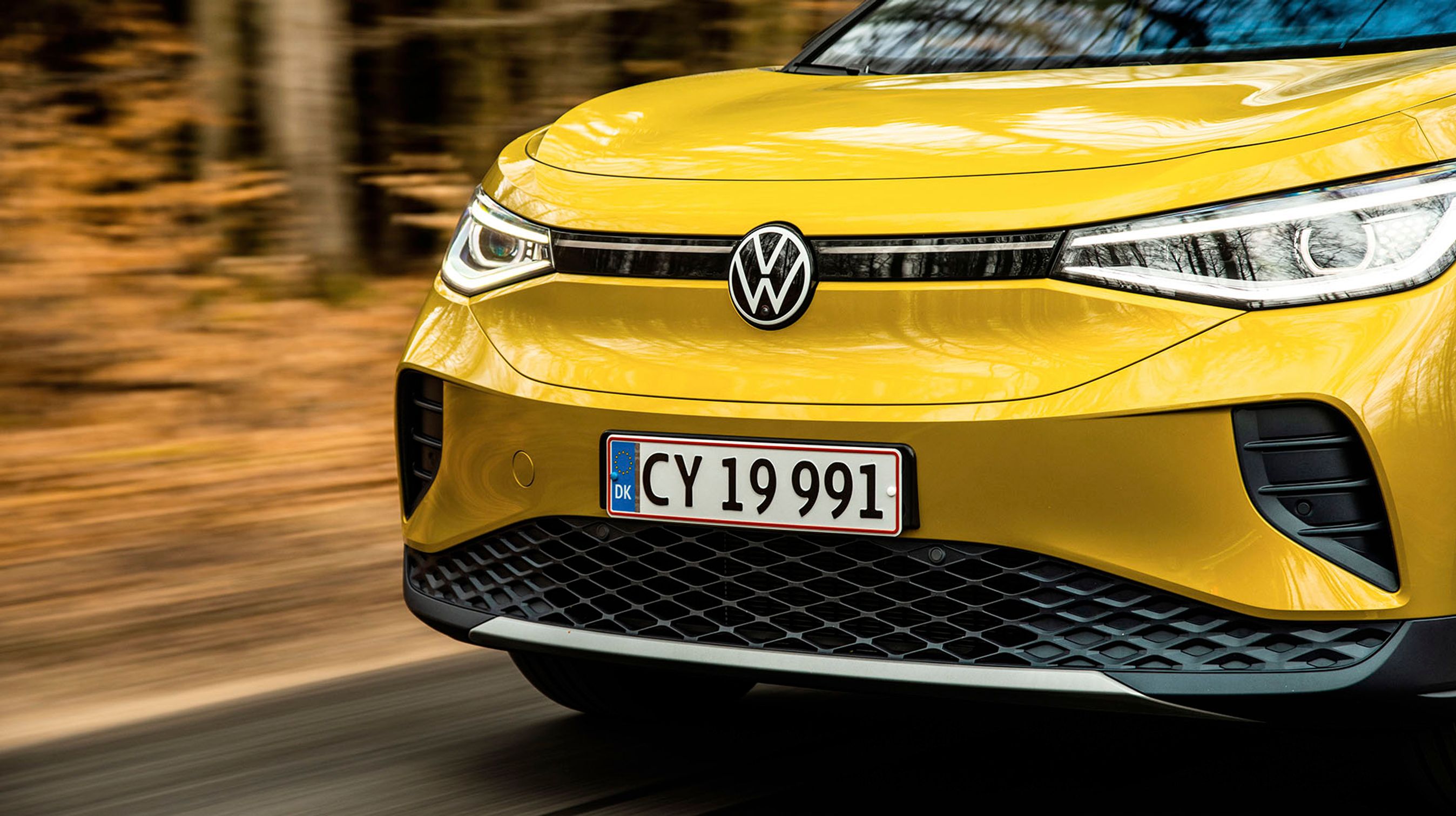 Forlygterne er forbundet med et vandret lysbånd, der tænder, når nærlyset er tændt, men som er slukket, når bilens kørelys er aktiveret.