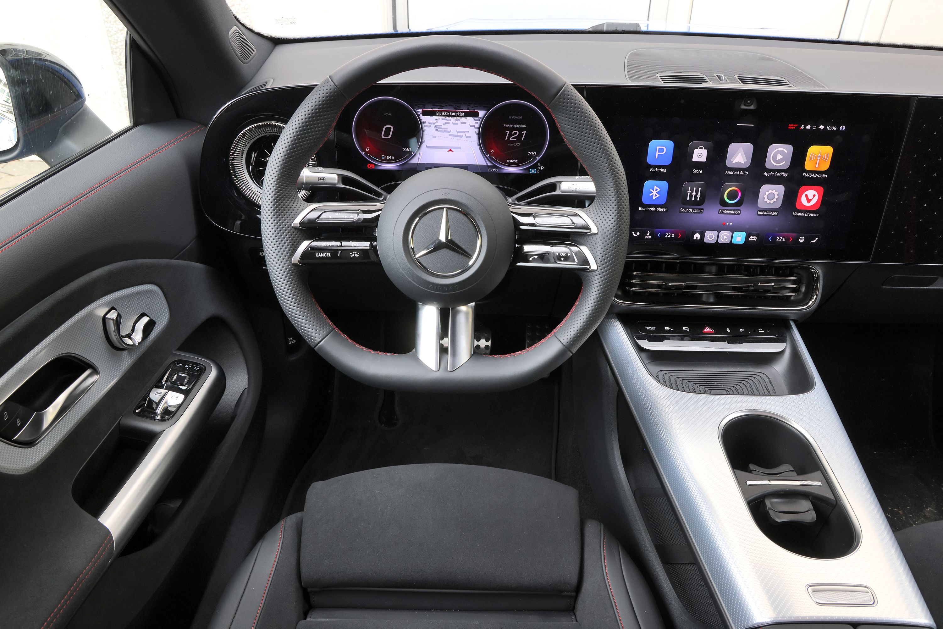 Interiøret i en Mercedes-Benz CLA, hvor du kan se rat og skærme