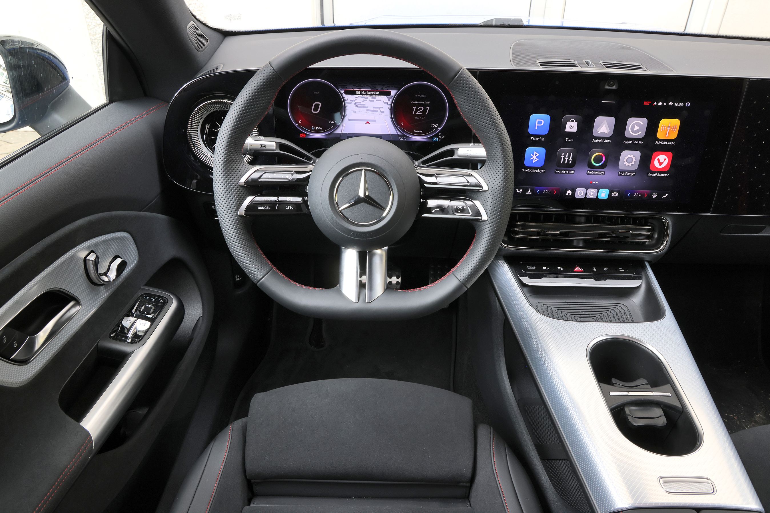 Interiøret i en Mercedes-Benz CLA, hvor du kan se rat og skærme