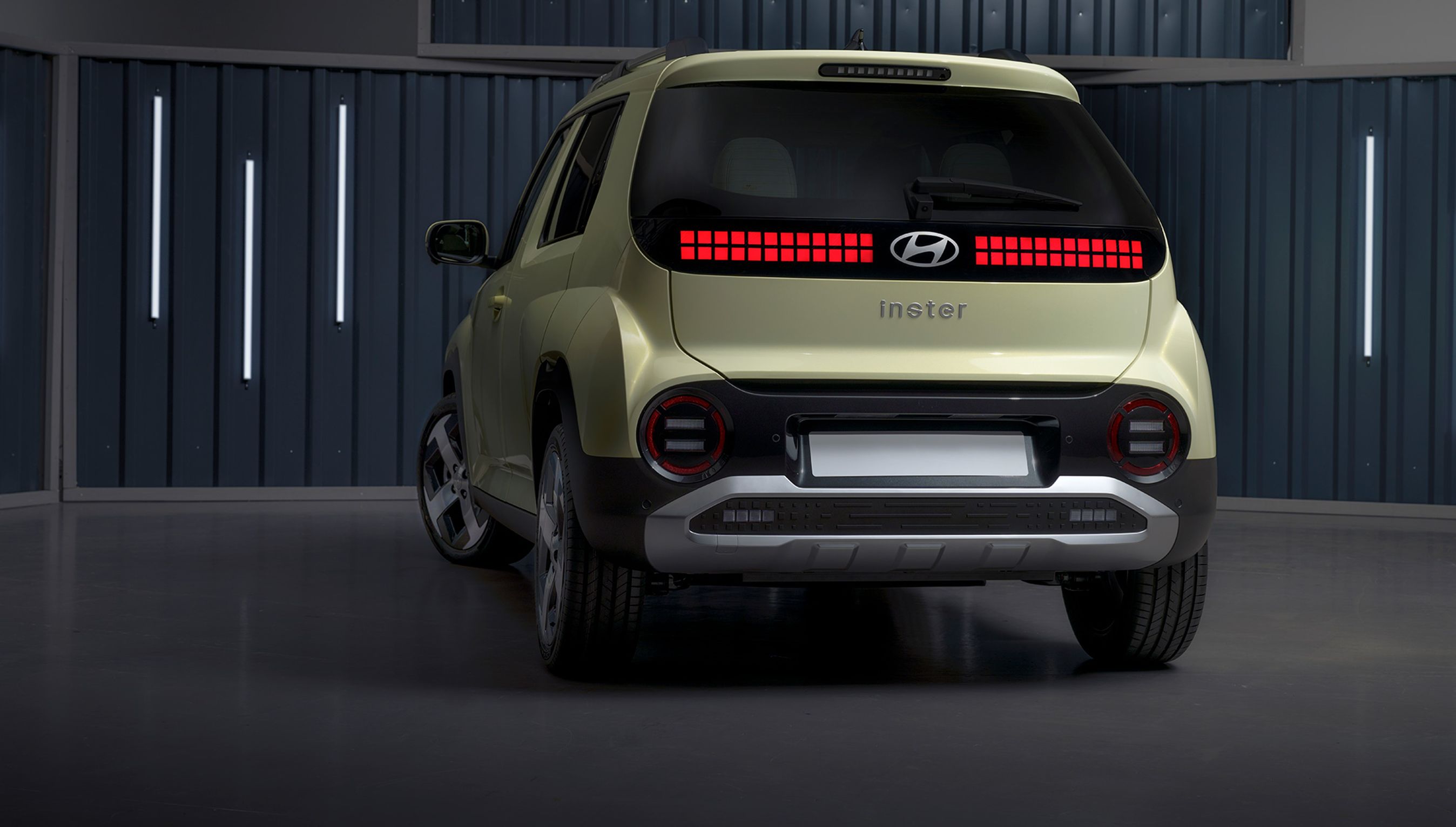 Lysegul Hyundai Inster set bag fra.