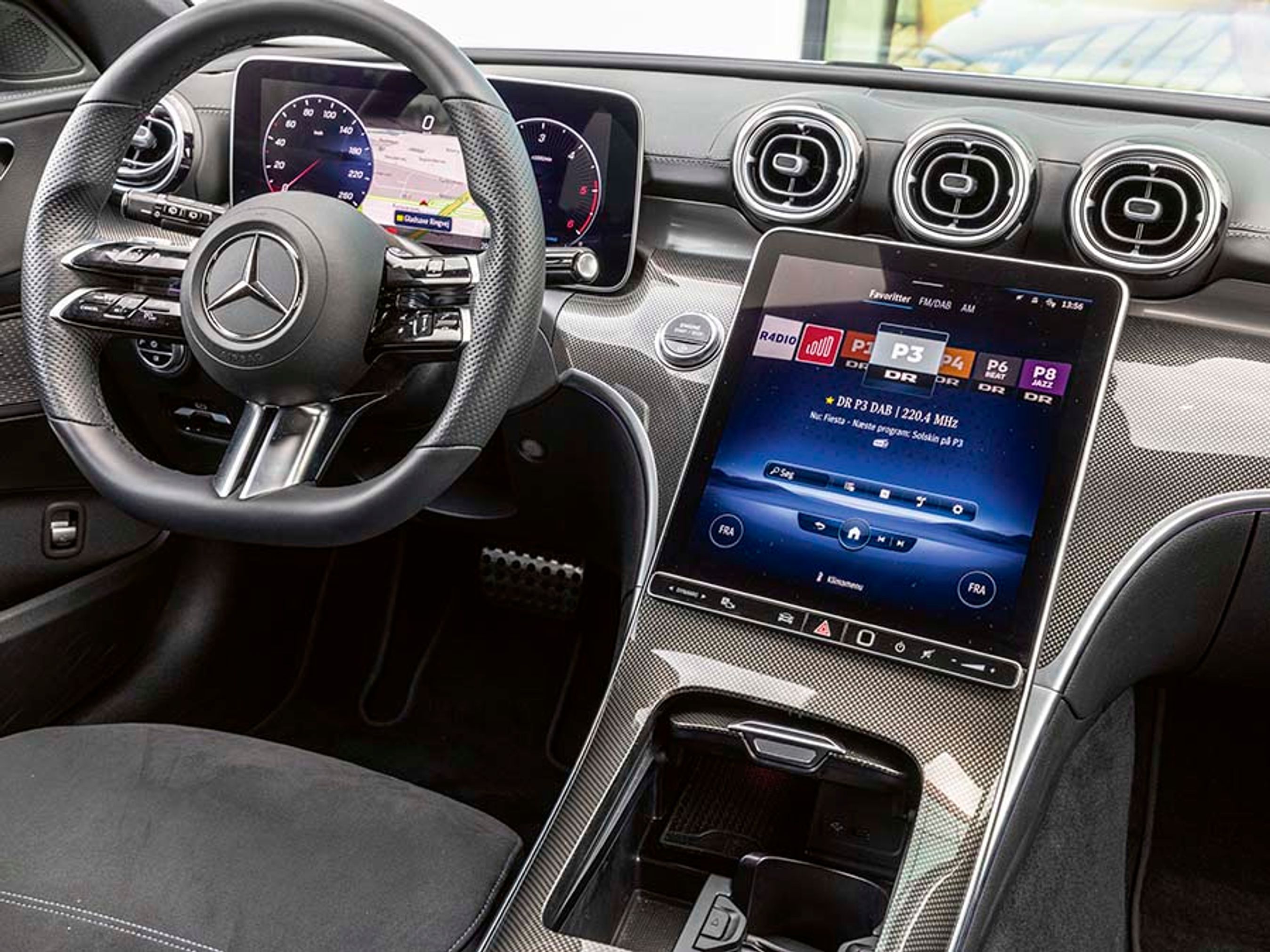 Den store skærm i midten er let at betjene, og der er indbygget trådløs Apple CarPlay og Android Auto.