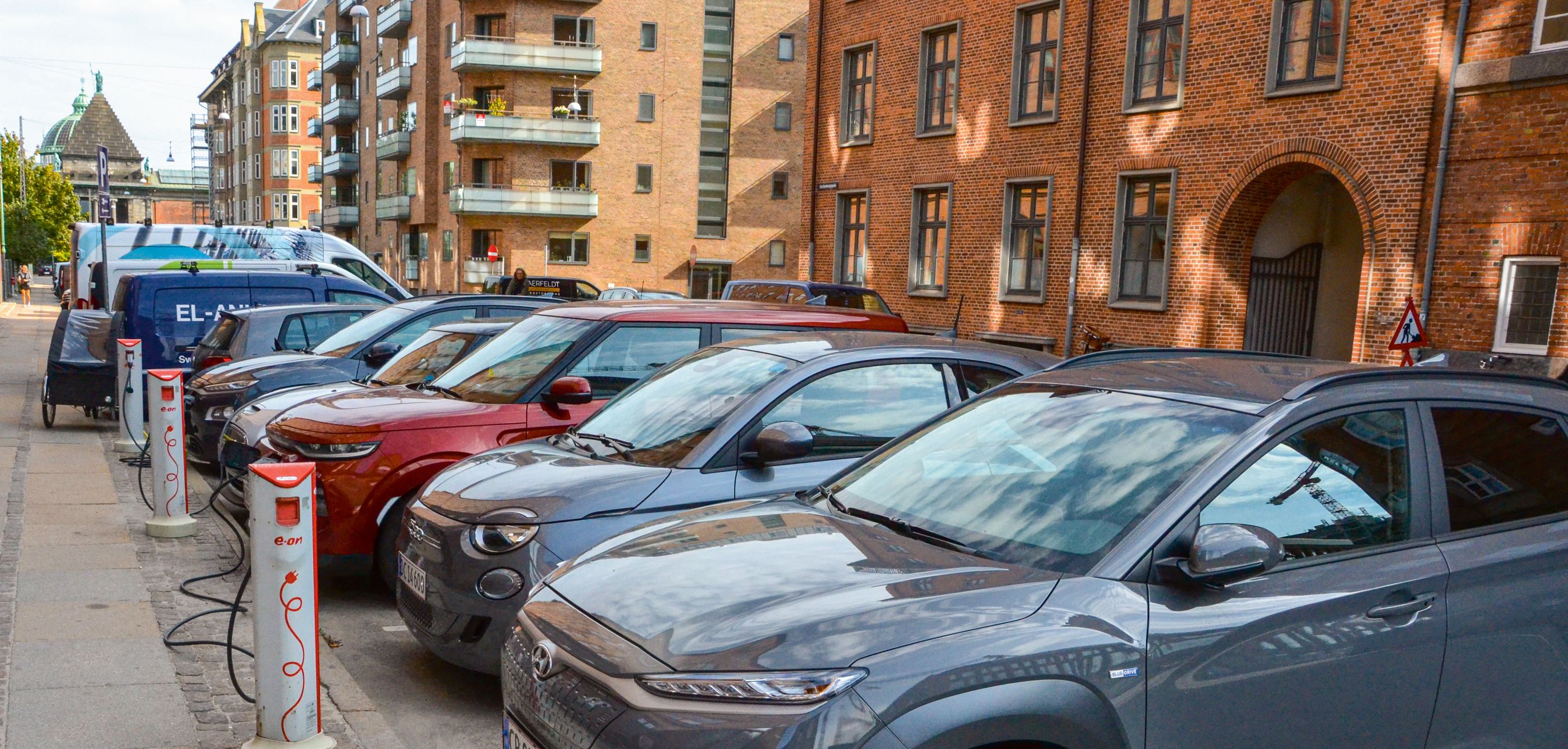 Parkerede elbiler ved ladestandere