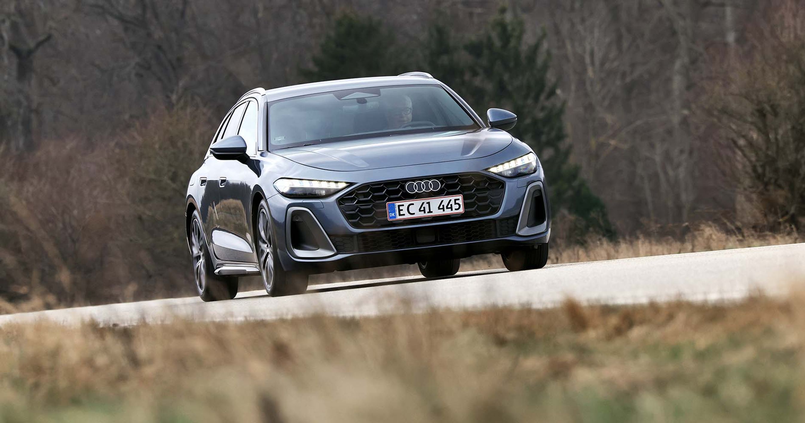 Audi A5 set forfra, mens den kører på landevej