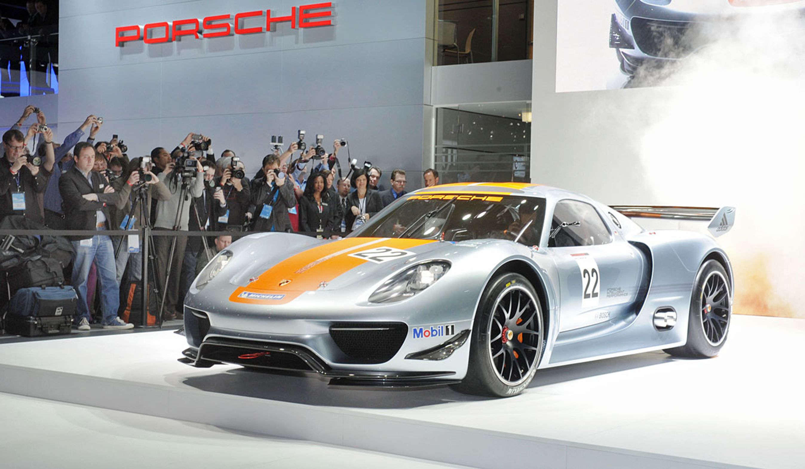 Porsche 918 konceptbilen gør sin entré i Detroit.