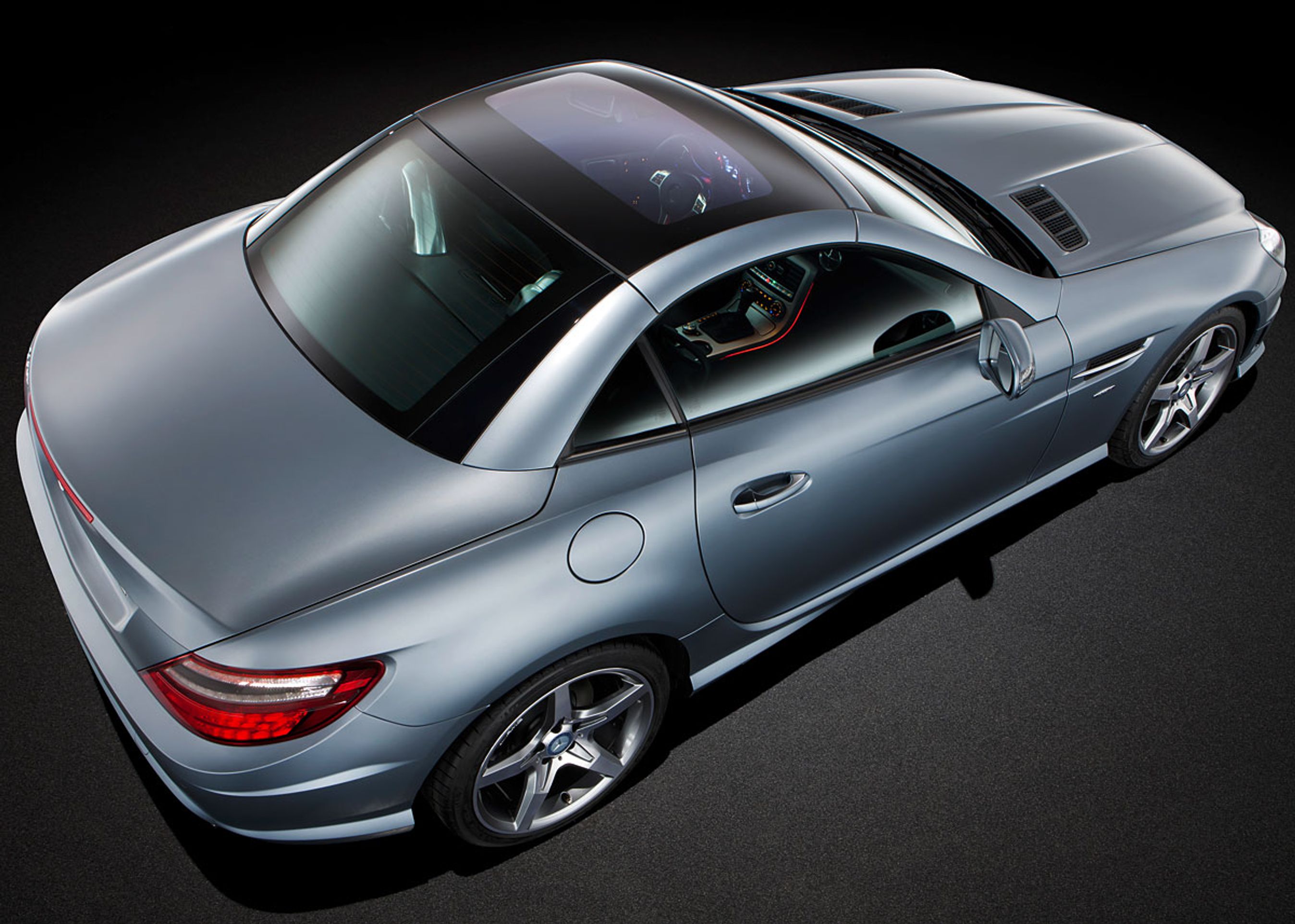 Ståltag er standard, men mod mérpris kan man få glas og mod ekstra mange penge kan man få en udgave, hvor farven elektronisk kan skifte fra klar til mørk.