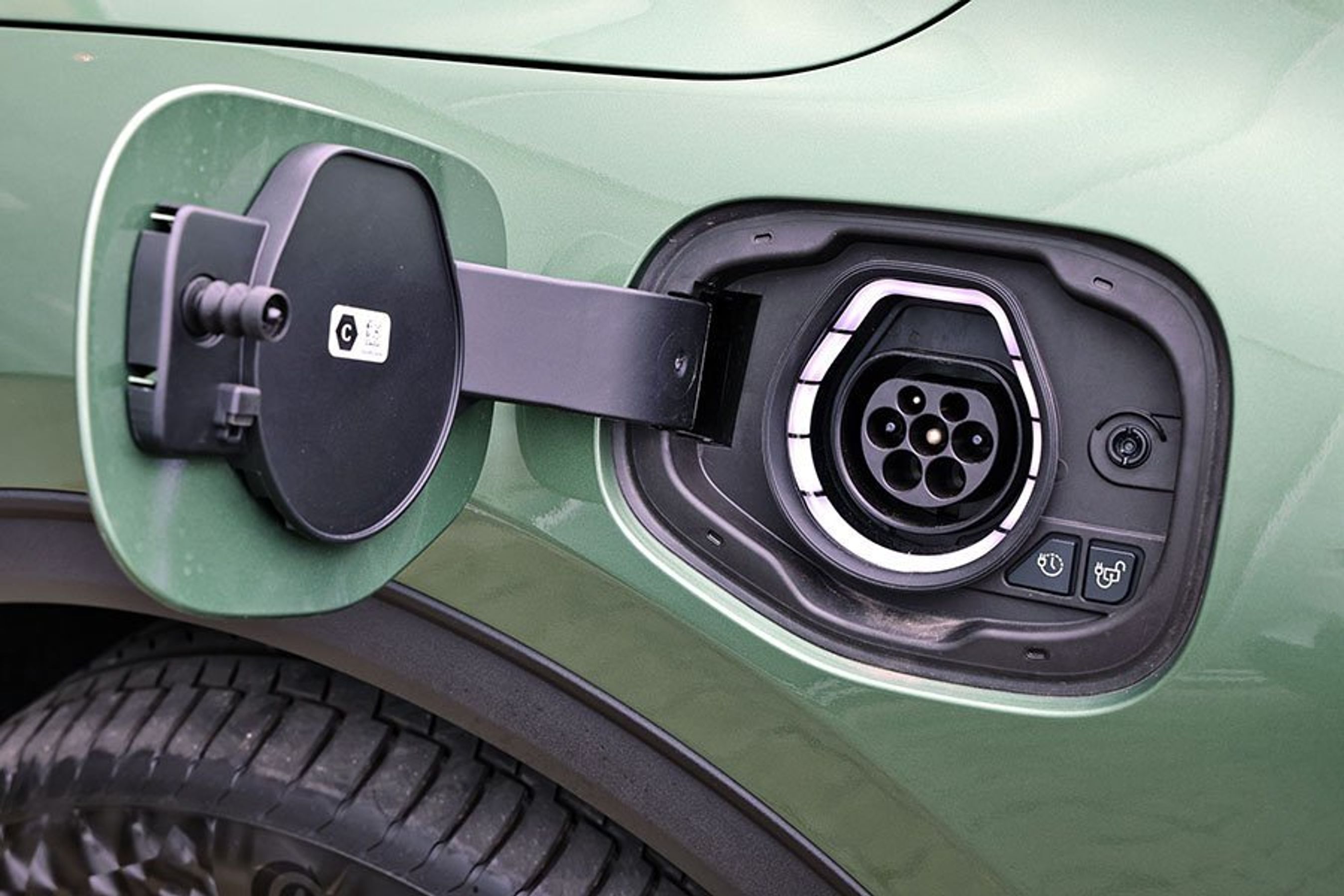 Ladestik på en Ford Kuga plugin-hybrid