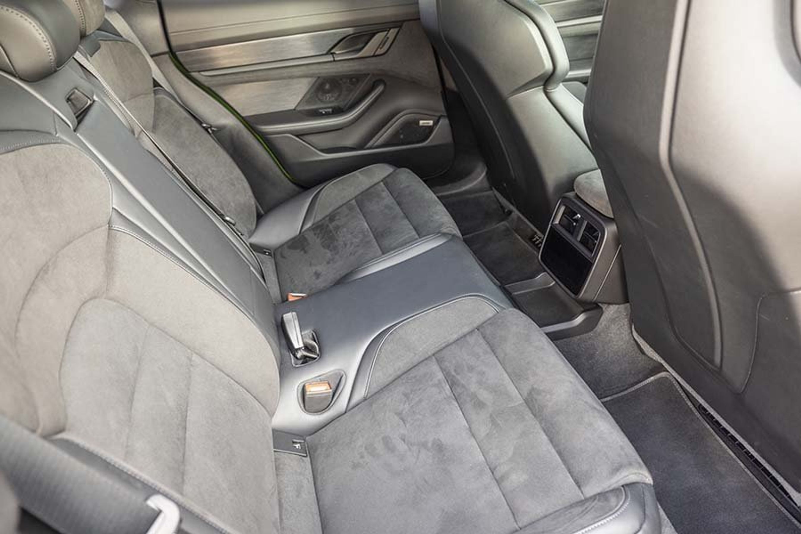 Porsche Taycan bagsæde