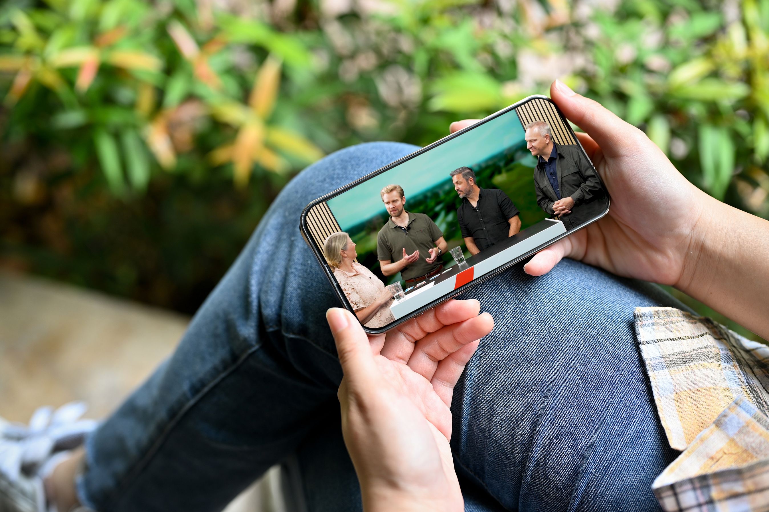 Mobil afspiller FDMs webinar om kør selv-ferie med tre eksperter og en vært.