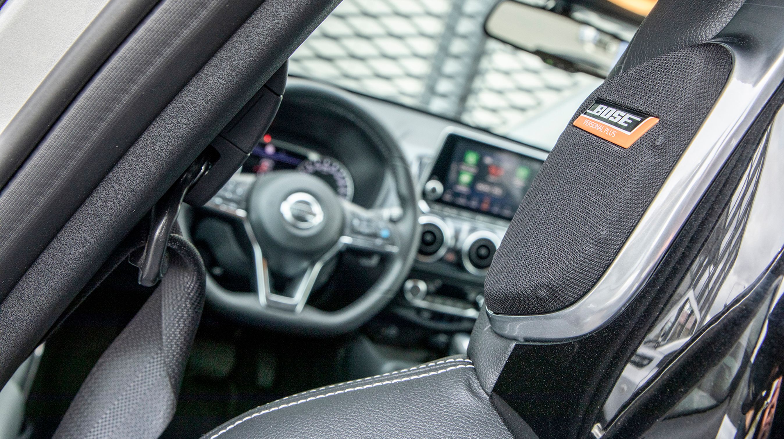 I denne udstyrsvariant er der indbyggede højttalere i hovedstøtterne. Det giver en udmærket rumklang.