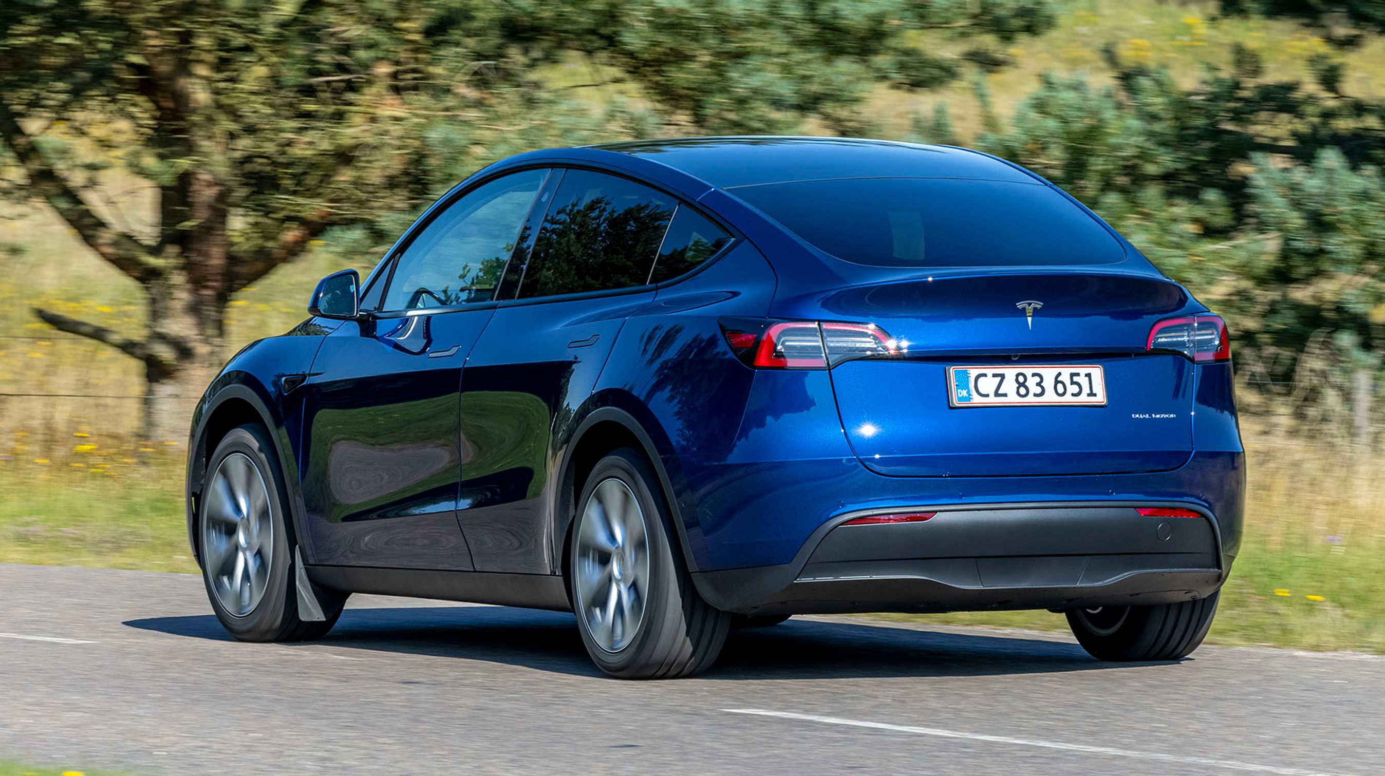 Der er glastag i hele tagets længde, men det kan ikke åbnes, og der er ingen afskærmning forneden. Til gengæld er ruden tonet så meget, at solen ikke rigtig føles generende.