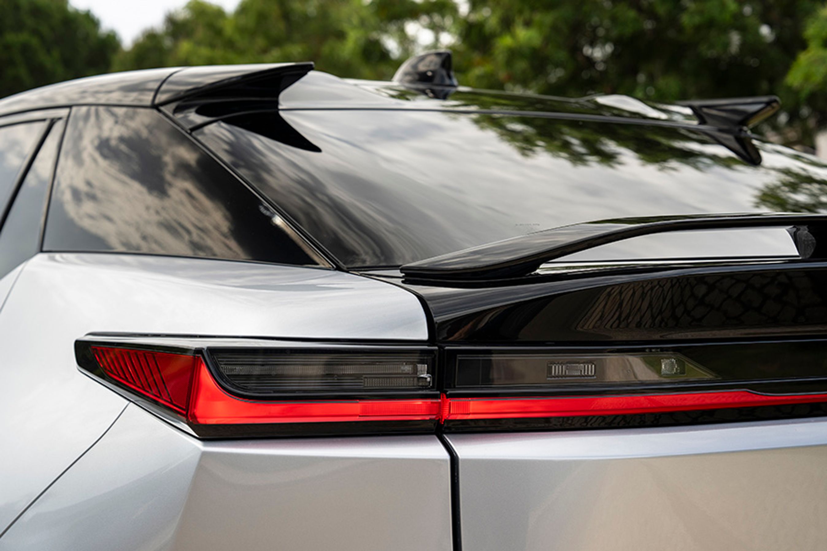 Den nye F SPORT-version skiller sig ud med et mere robust design, bl.a. er designet på frontkofangeren ændret, der er tilføjet luftkanaler til bremserne, der er kommet en mere markant for- og bagspoiler samt 20-tommers aerodynamiske fælge.