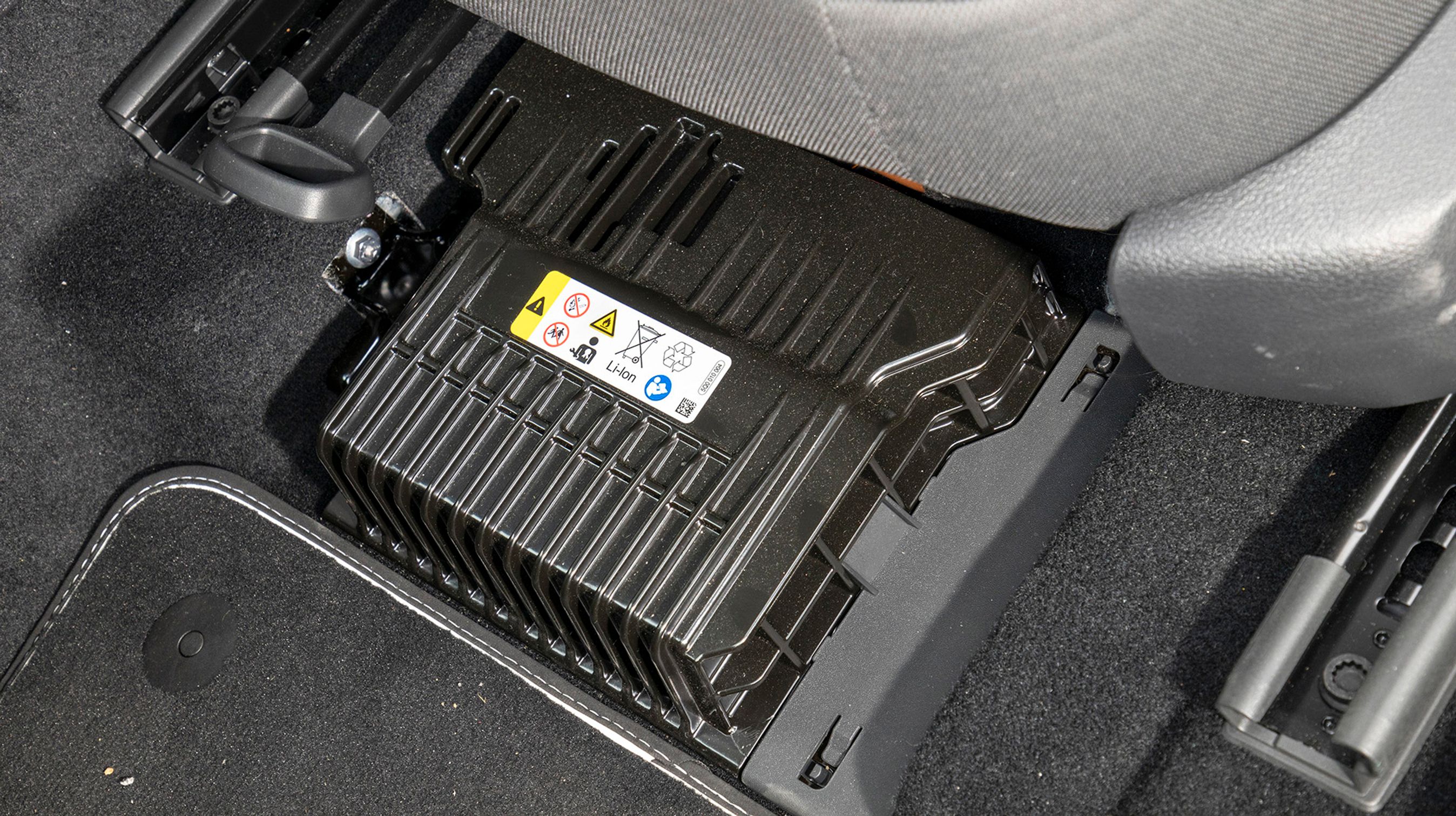 Et lille litiumbatteri under førersædet hjælper med til at sørge for, at der altid er strøm, selv om motoren er stoppet under kørslen (når man kører ned ad bakke). Dermed er denne udgave af Golf en meget mild hybridbil.