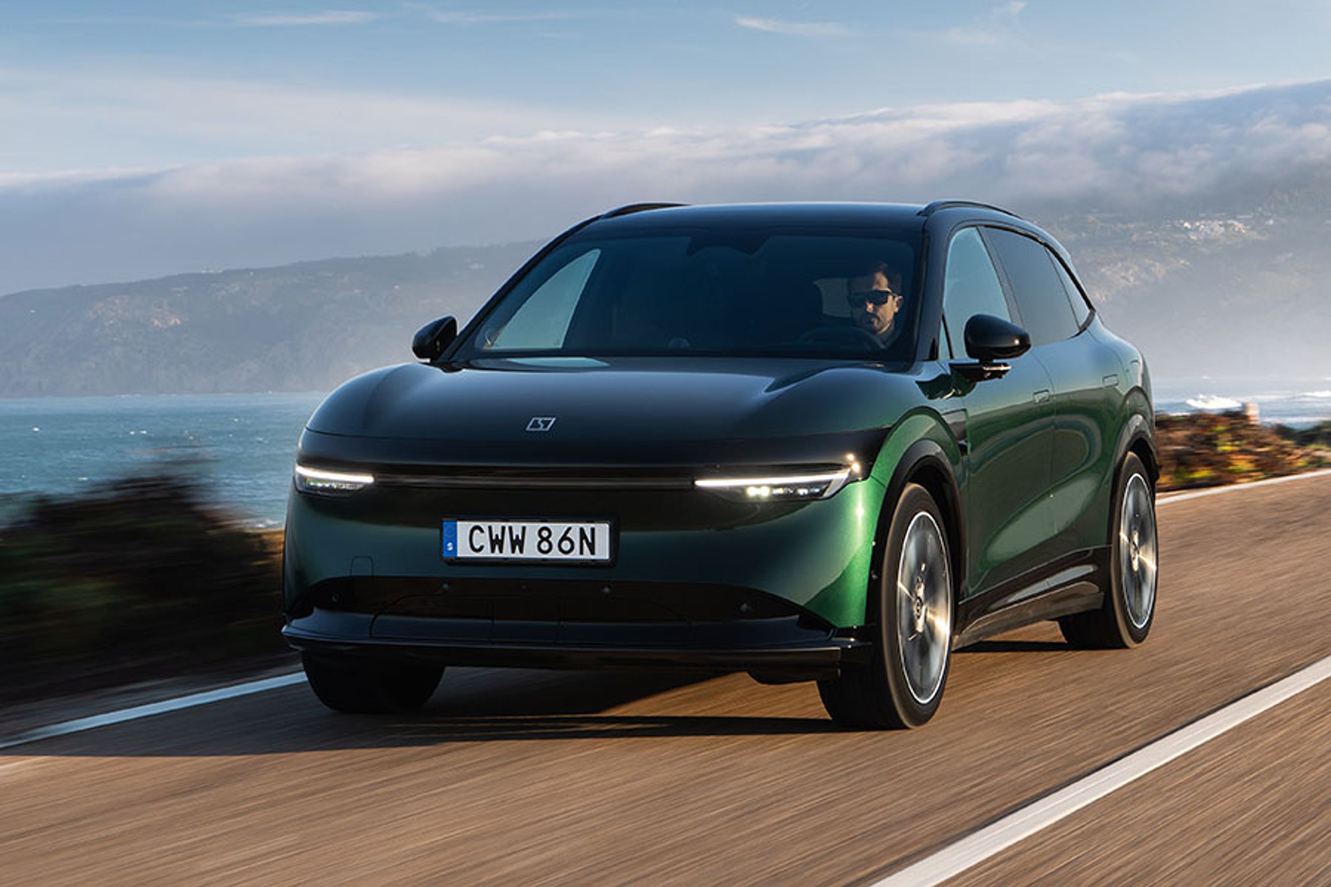 Zeekr 7X er en rummelig SUV i prisklassen 400.000-500.000 kr. Der er tale om en elbil, der er udviklet i Göteborg, men som er bygget i Kina. Zeekr er søstermærke til Volvo og Polestar og en del af den kinesiske Geely-koncern.