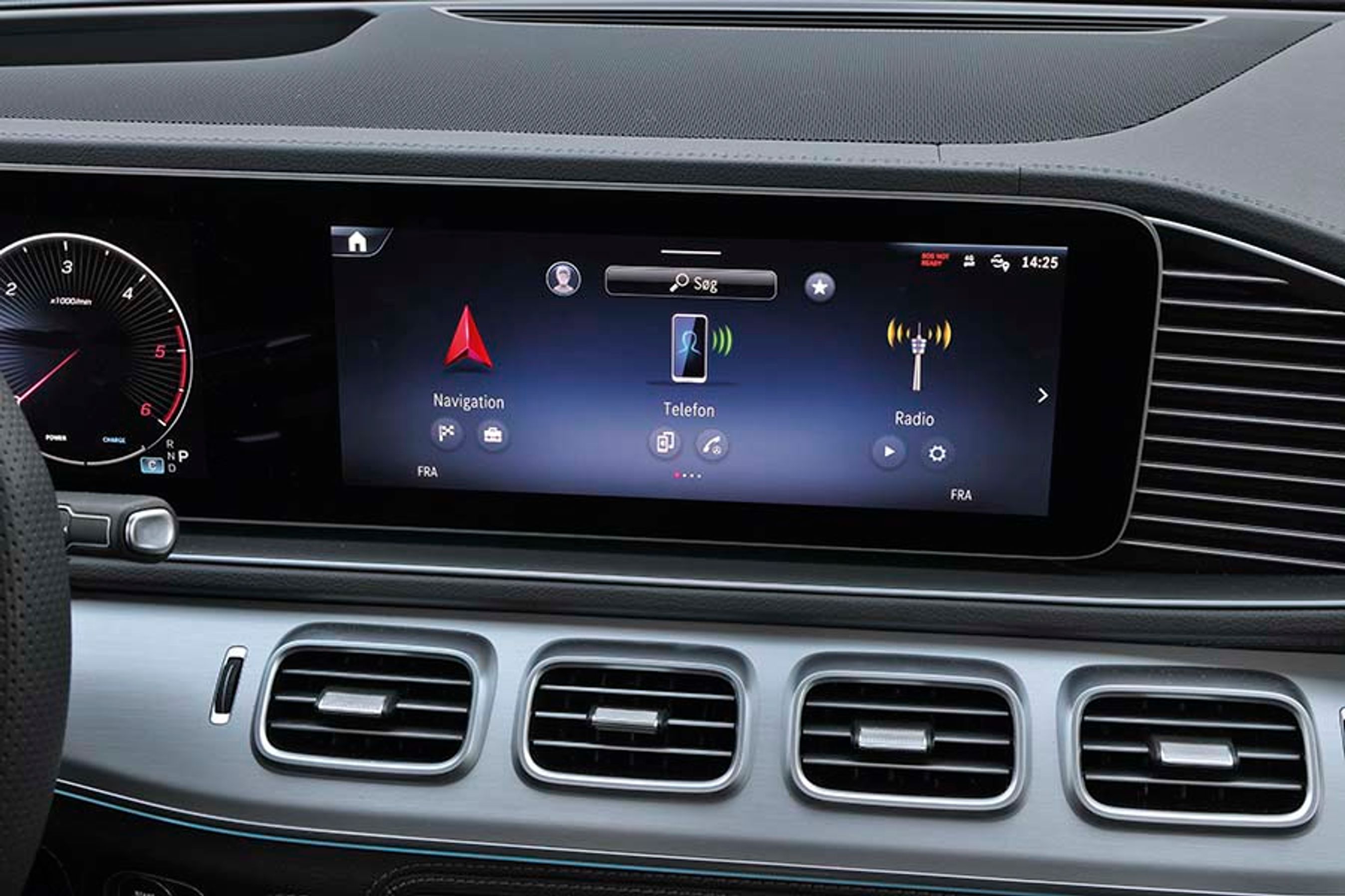 Den store skærm til højre for føreren rummer både navigationsanlæg, telefon, radio og mulighed for trådløs Apple CarPlay og Android Auto. Alle menuer er på dansk.