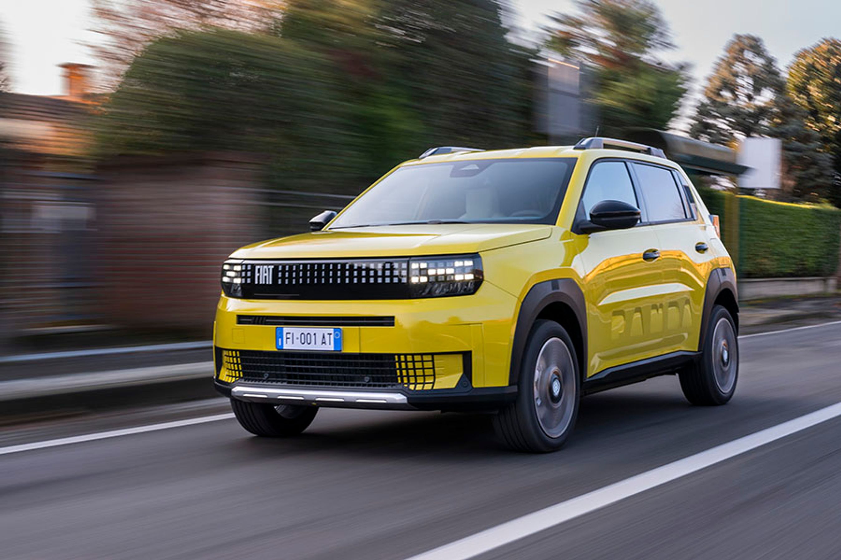 Fiat Grande Panda er let at genkende på den sjove front med forlygterne opbygget af små firkantede LED-spots. Den asymmetriske dekoration af fronten sender en venlig hilsen til den oprindelige Panda fra 1980.