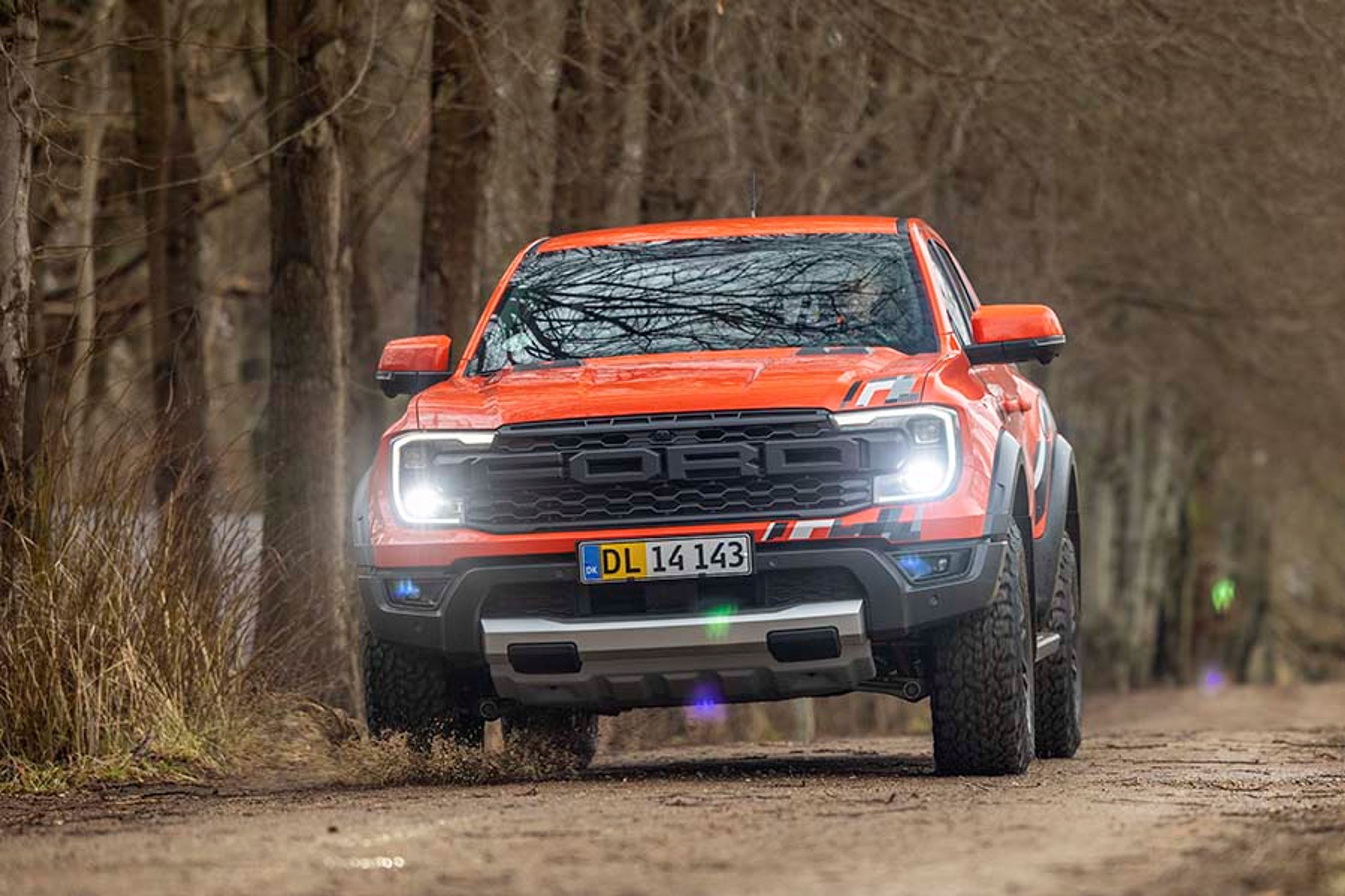 Det er tydeligvis en Ford, der kommer kørende. Rundt om det enorme navnetræk sidder forlygterne og kørelyset. Bemærk den forstærkede beskyttelse af undervognen.