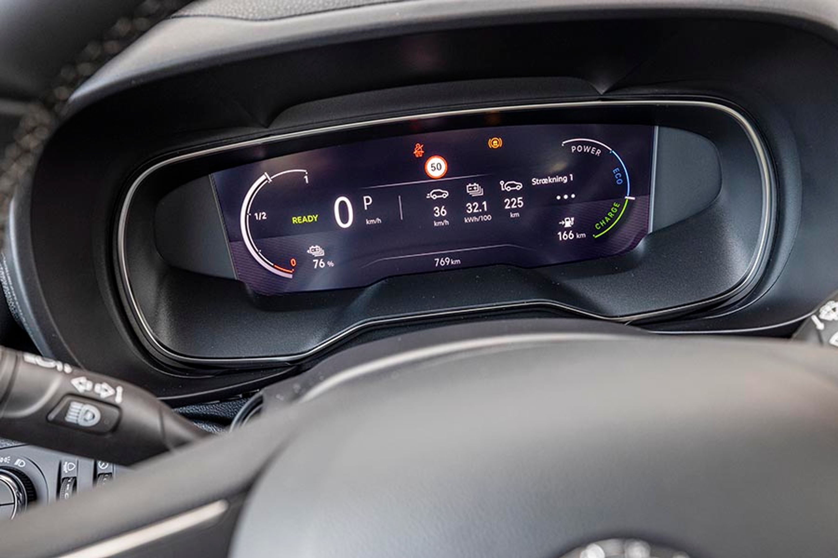 Instrumenthuset er udformet som en stor skærm, der både viser hastighed og giver valg mellem flere visninger fra kørecomputeren.