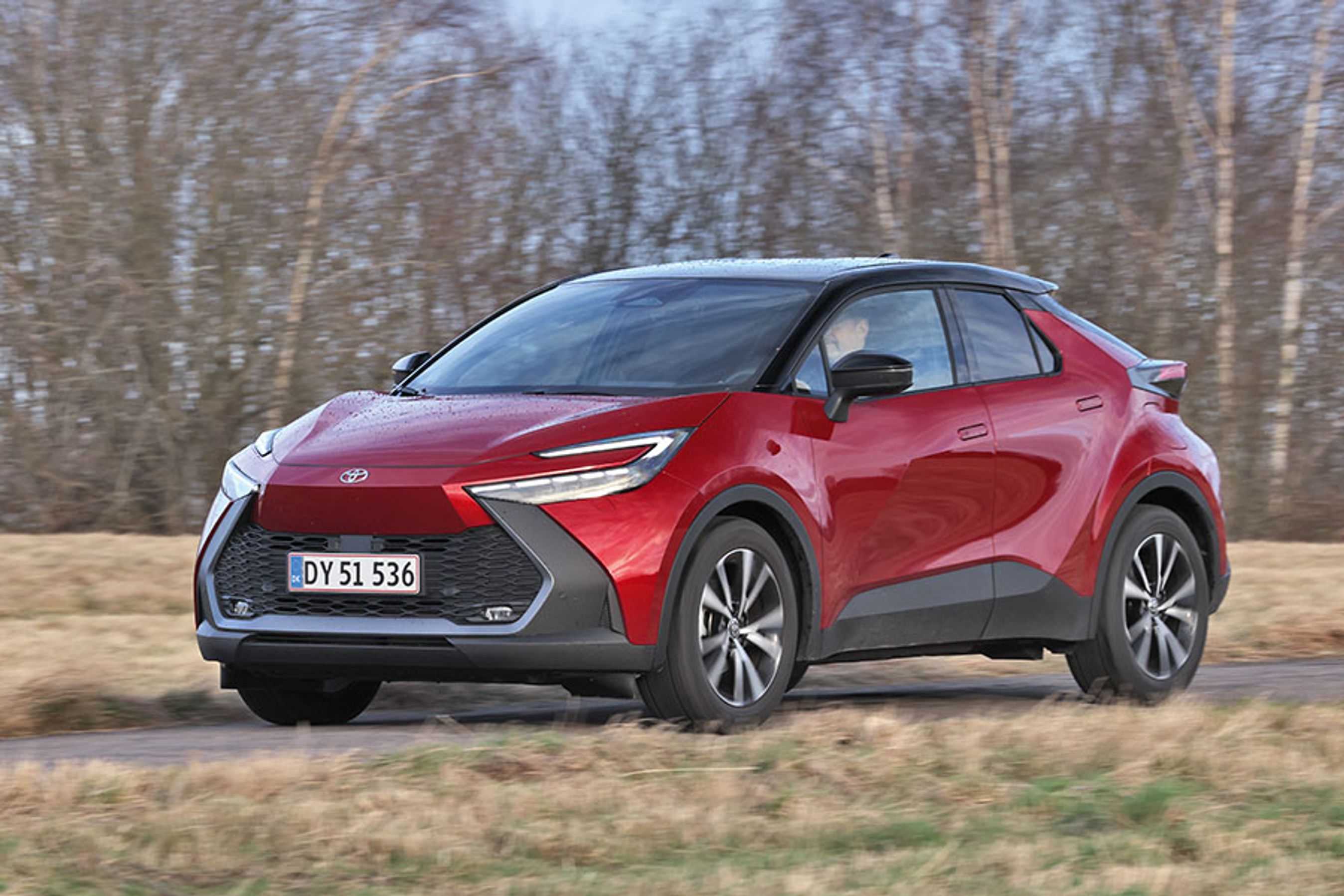 Toyota C-HR er en smart crossover, der er baseret på hybridteknikken, og som først og fremmest giver mening for dem, der kun sjældent skal bruge bagsædet i praksis.