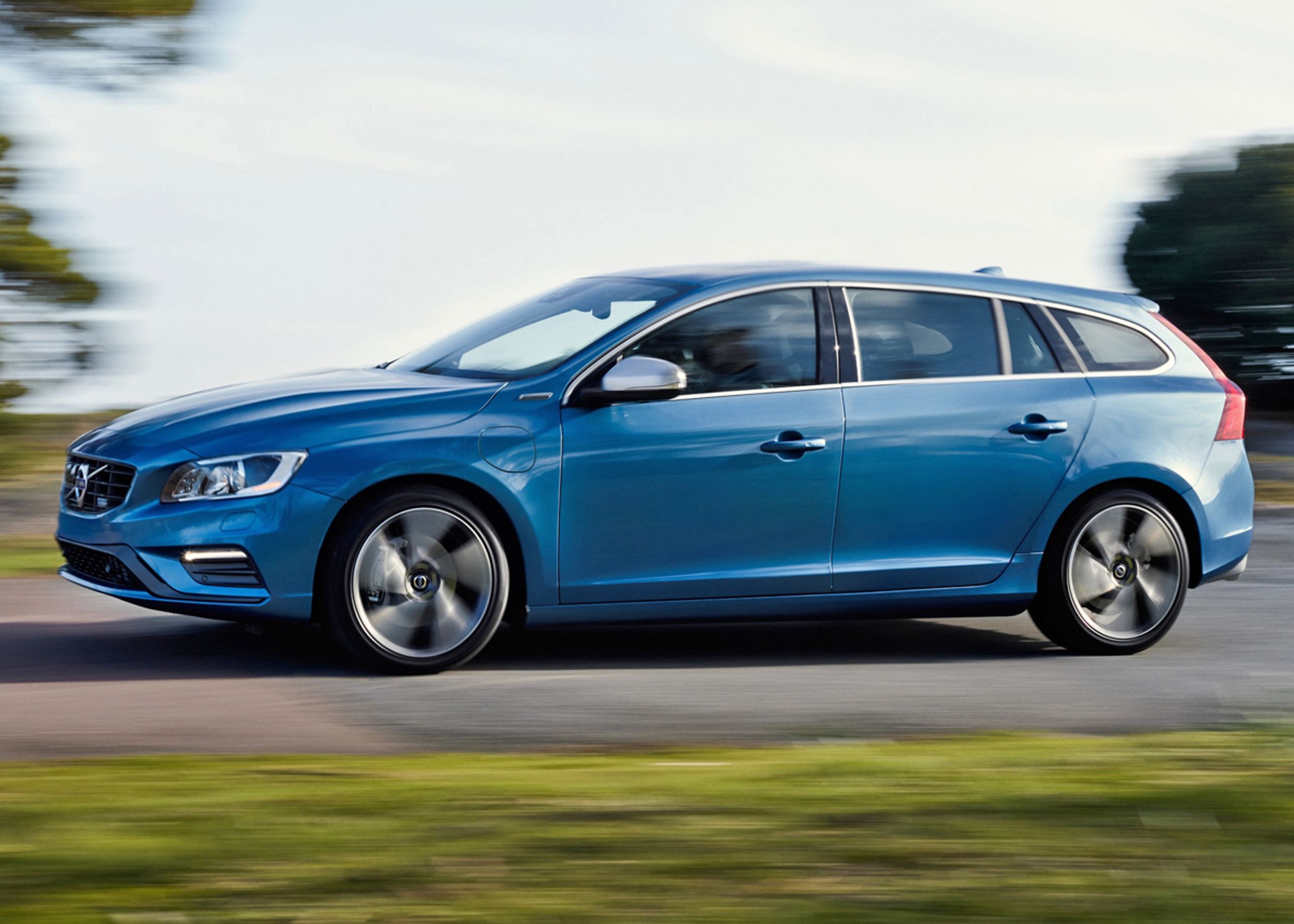 Miljøbilen V60 Plug-in Hybrid fås nu også i en R-Design-udgave med 18 tommer hjul. 