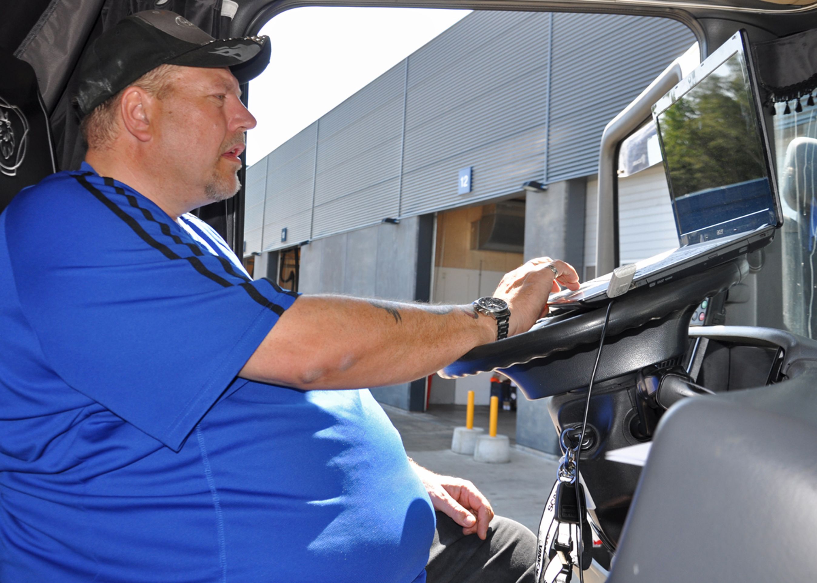 - Når jeg kører i København og omegn oplever jeg jævnligt, at jeg som chauffør gør mit yderste for at undgå de kritiske situationer, men at det kun er tilfældigheder, der forhindrer en ulykke, siger lastbilchauffør Henning Verner Olsen med truckernavnet Baloo. Det er ham, der skal køre forsøgslastbilen de næste tre måneder.